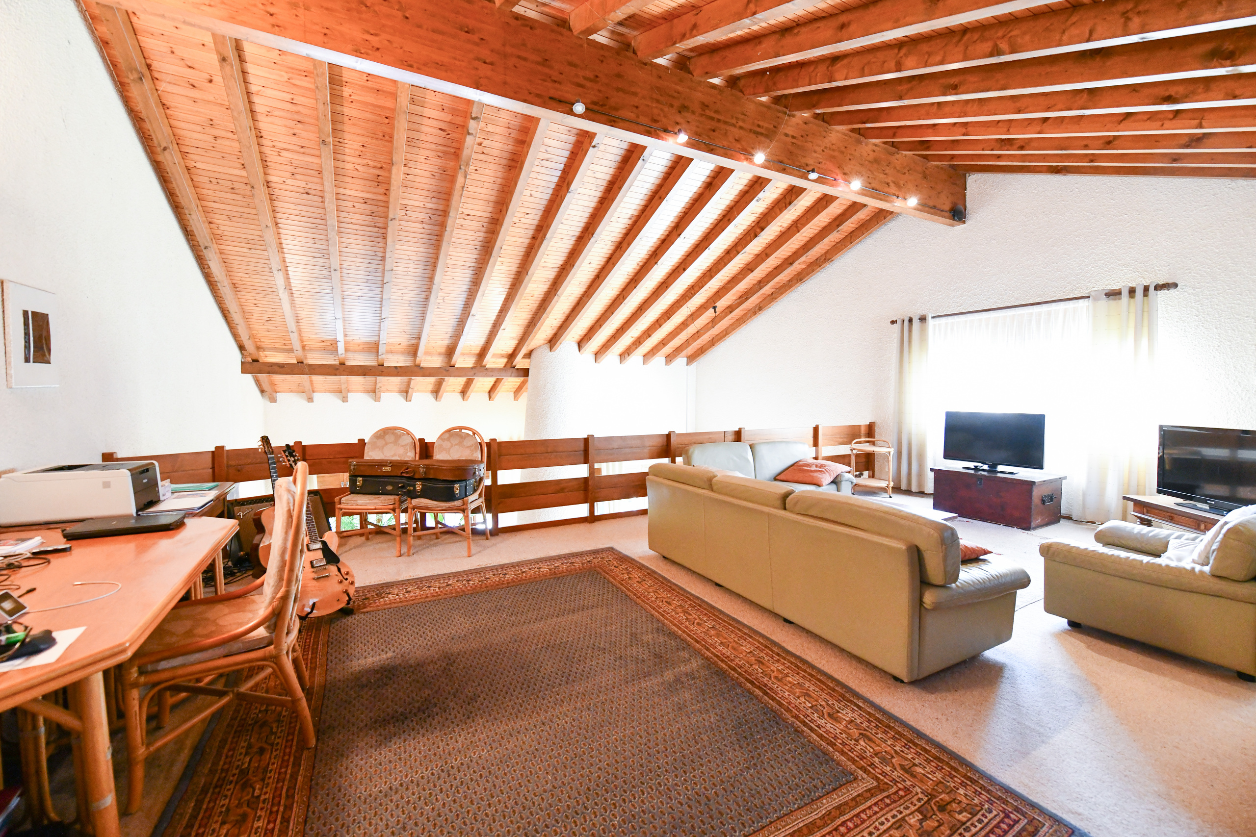 grand et généreux espace en mezzanine au-dessus de la pièce à vivre, belle hauteur sous charpente grand et généreux espace en mezzanine au-dessus de la pièce à vivre, belle hauteur sous charpente