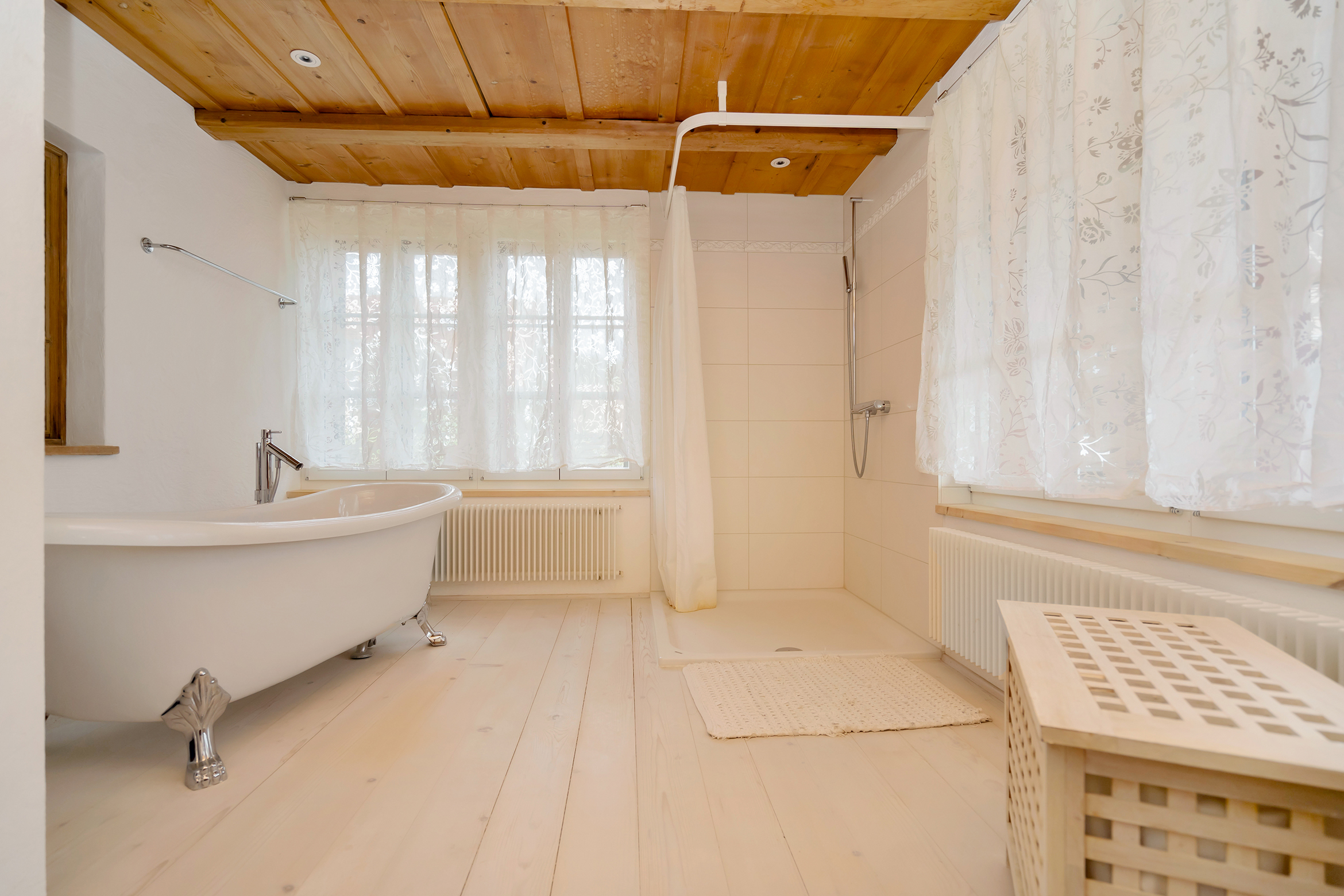En Suite Bad mit grosser Dusche, Badewanne, Lavabo und Toilette En Suite Bad mit grosser Dusche, Badewanne, Lavabo und Toilette