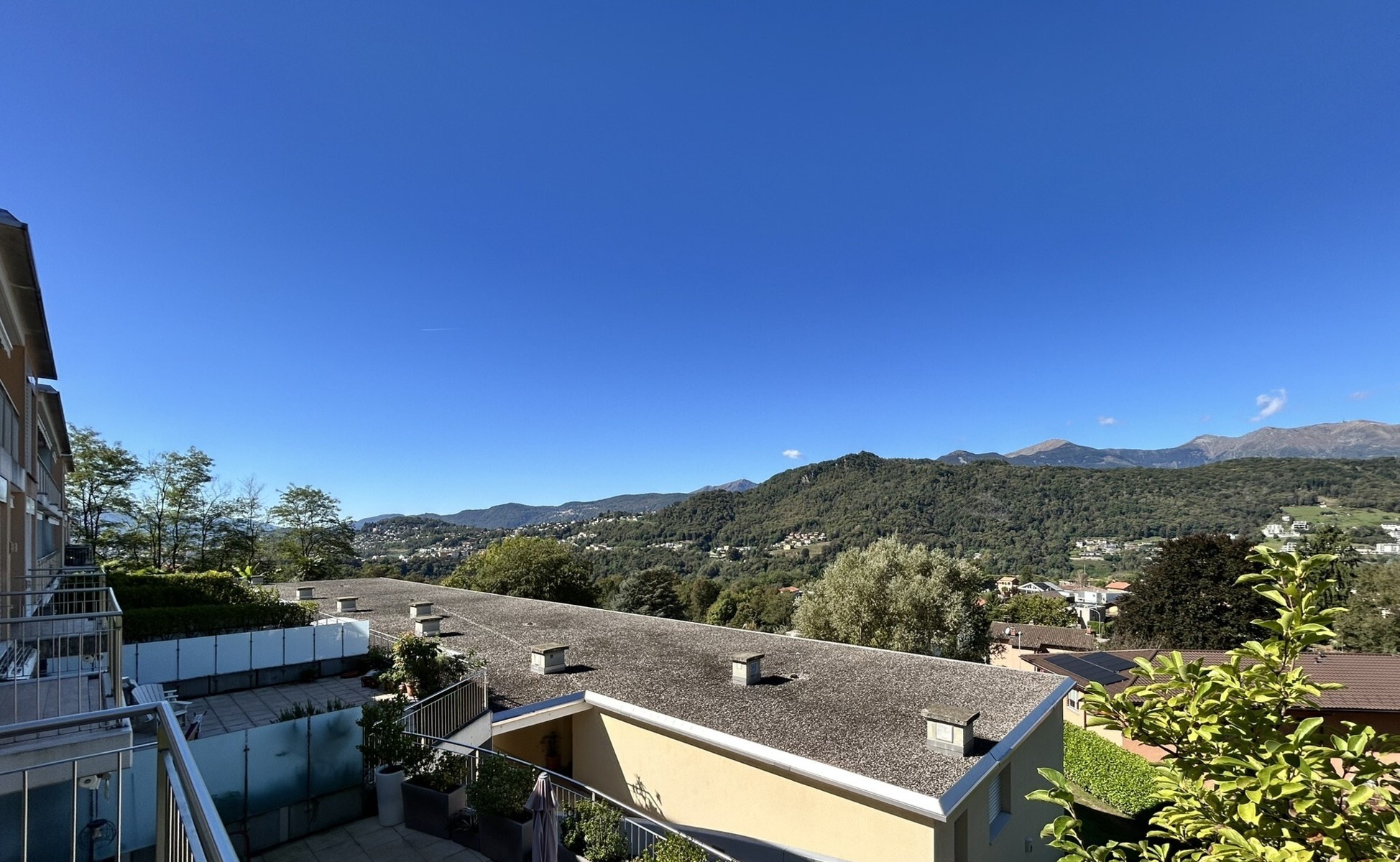 vista dall'appartamento,  vista nel verde e sulle montagne