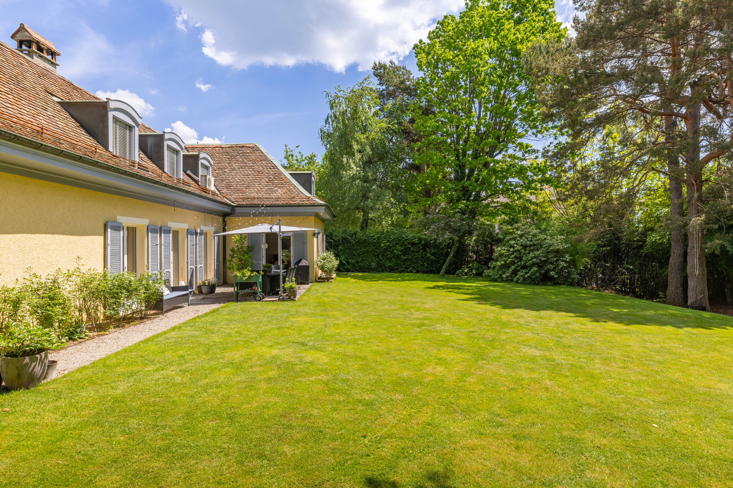 Grand jardin privatif et arboré