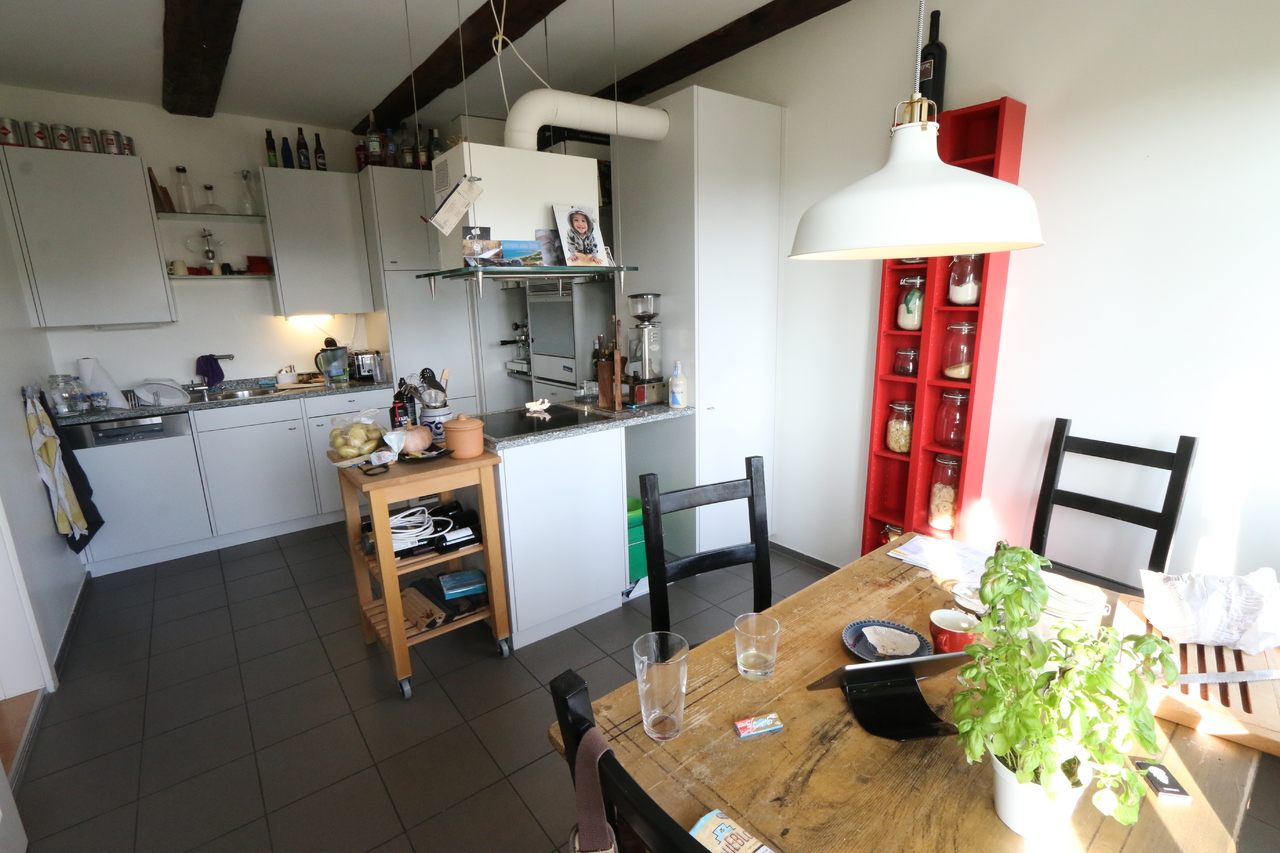 praktische Küche mit gemütlicher Sitzecke