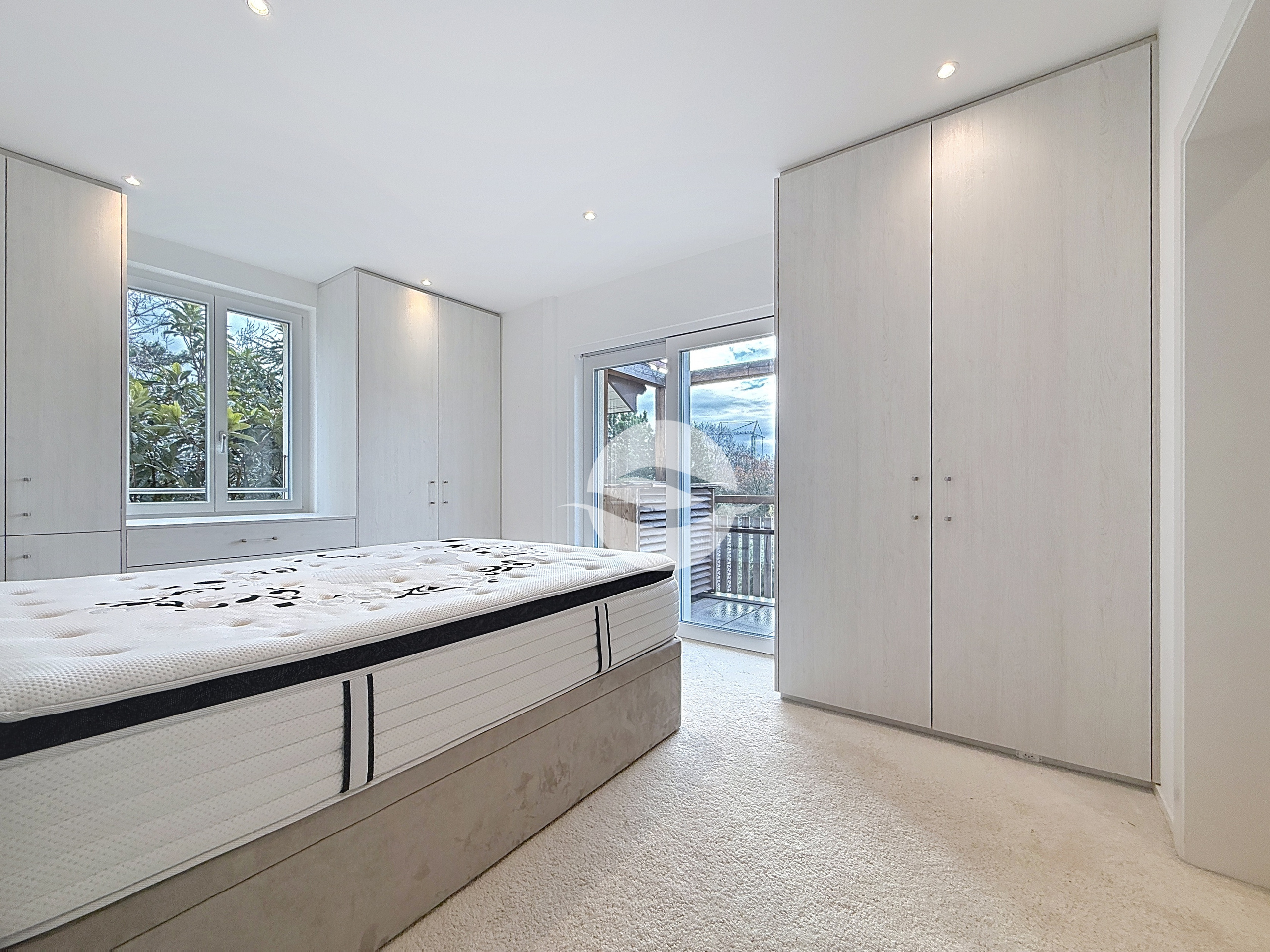 Chambre parentale avec armoire