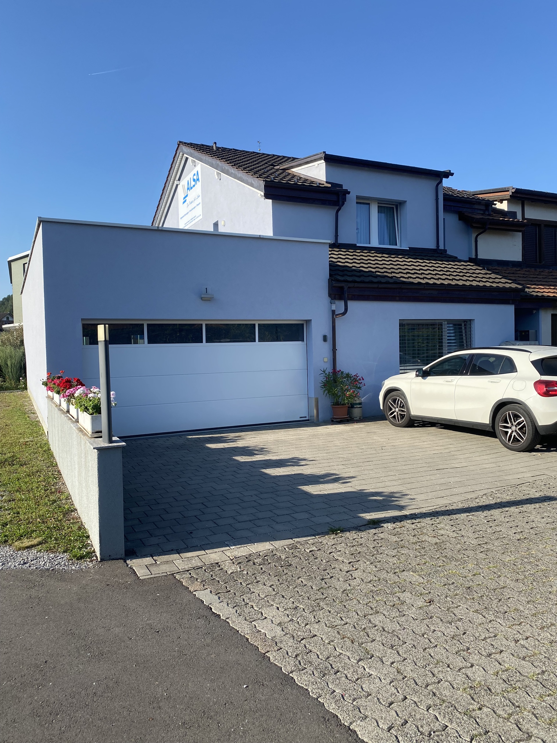 Ansicht Nord mit Eingang, Garage und Vorplatz