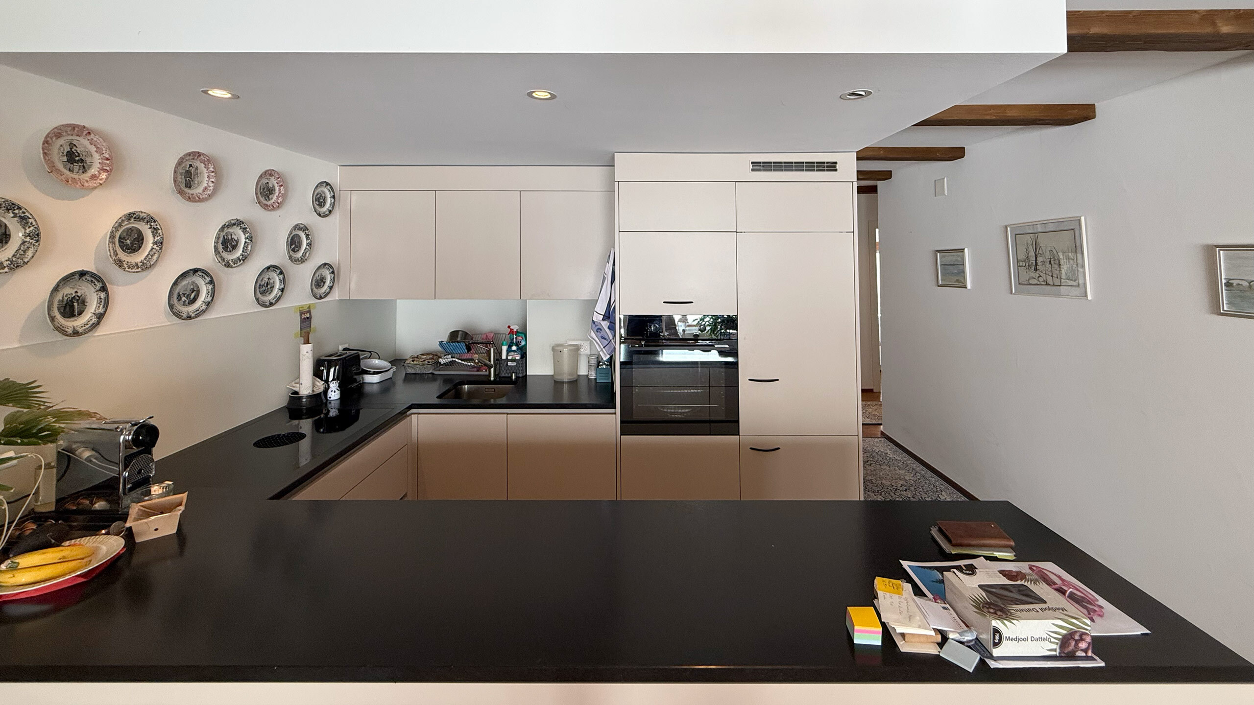 Cuisine avec sur la droite le couloir menant aux chambres