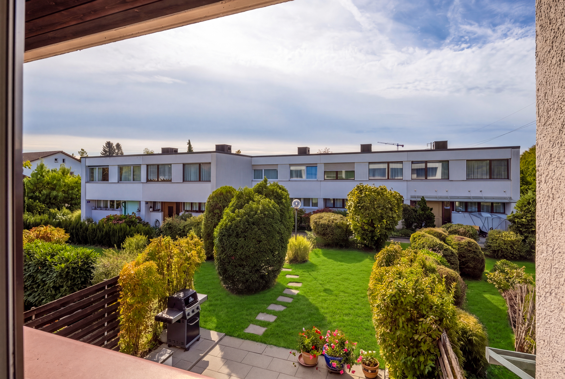 Der Blick vom Obergeschoss in den Garten.