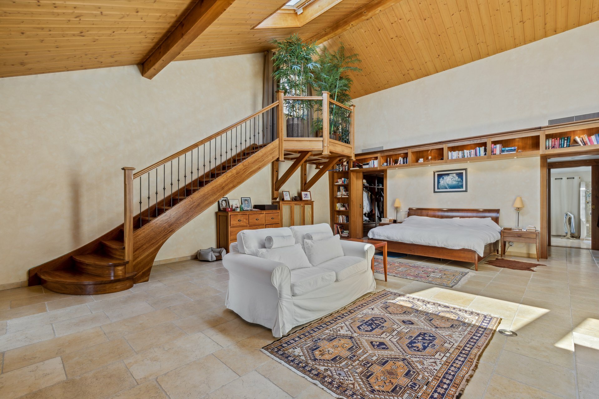 Vaste suite parentale avec cheminée et superbe hauteur sous plafonds