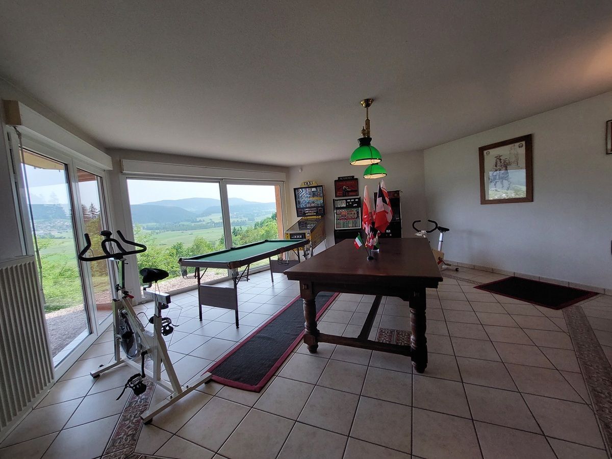 Salle équipée de jeux et d'équipements de fitness avec vue panoramique.