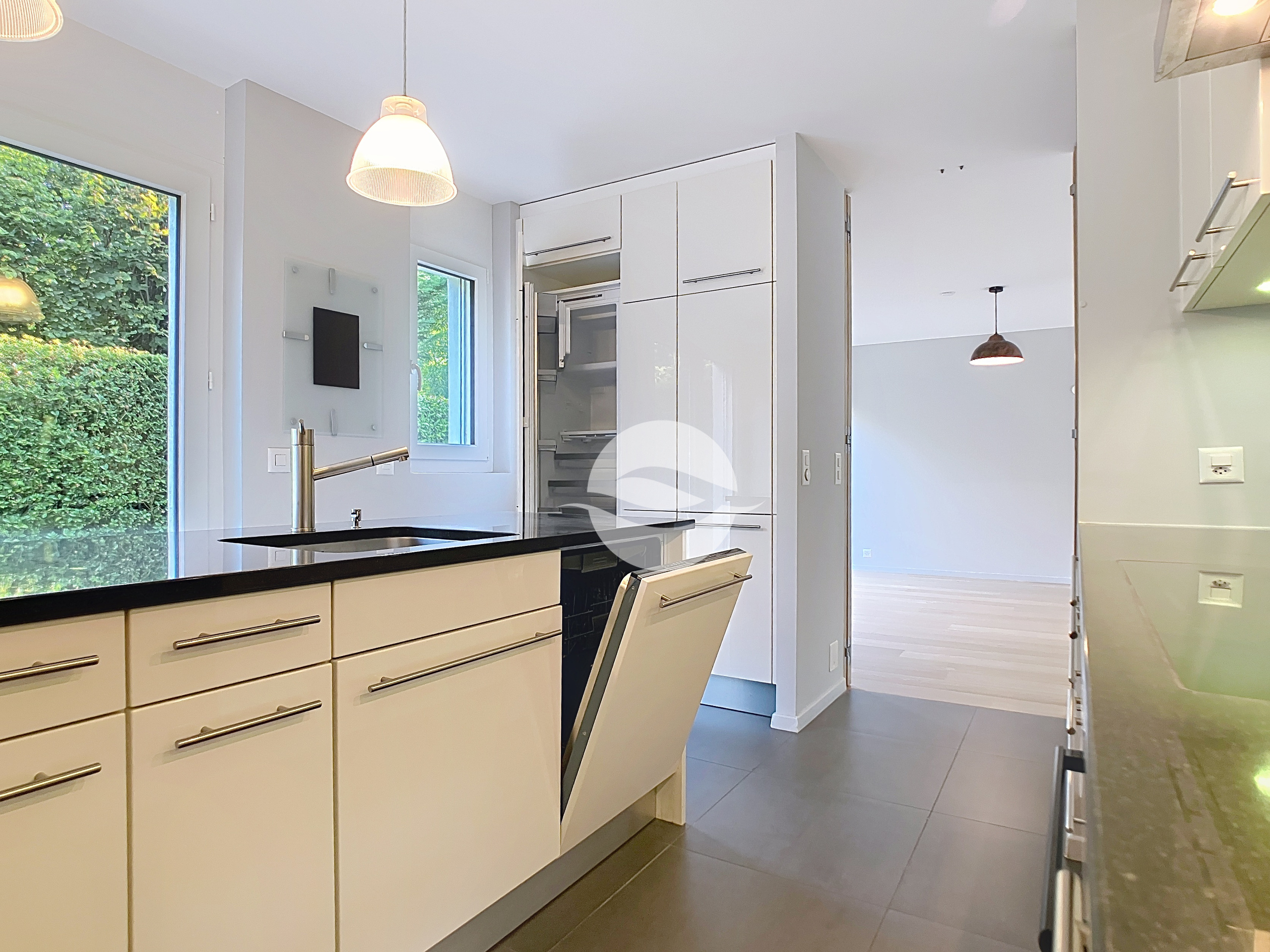 Cuisisne équipée et aménagée avec accès jardin