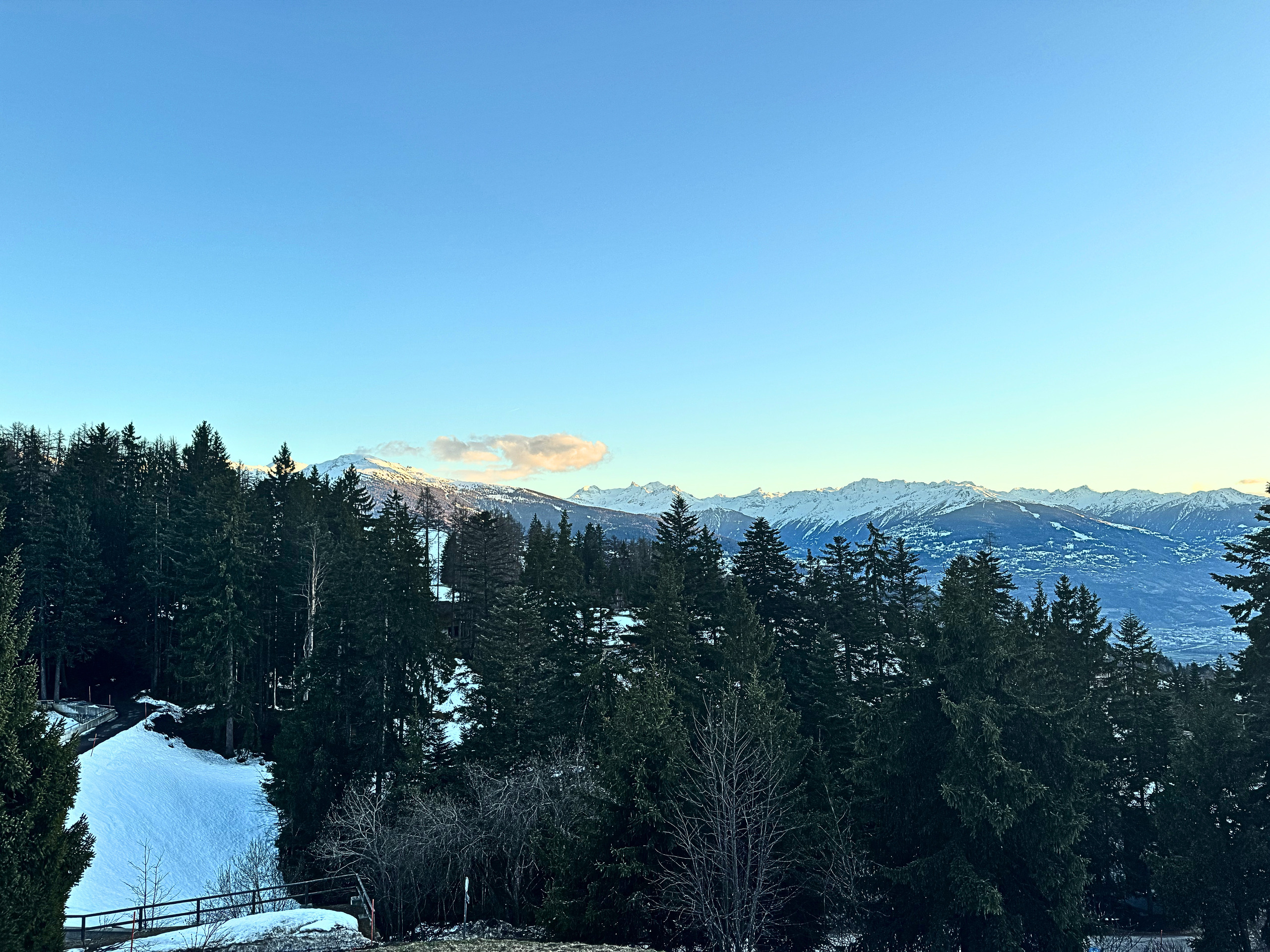 Vue plongeante sur la valée