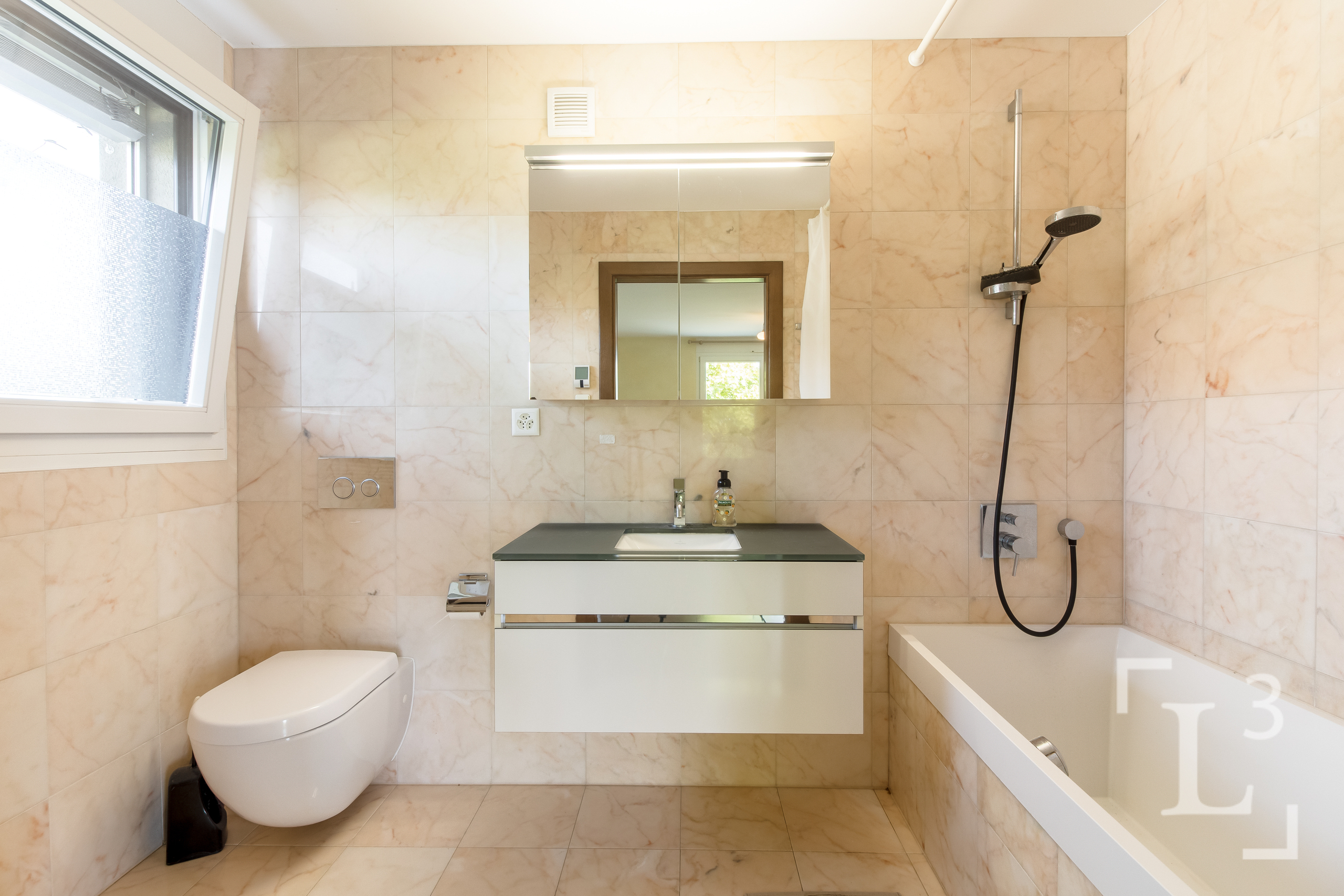 Bathroom (Master Suite) Bathroom (Master Suite)