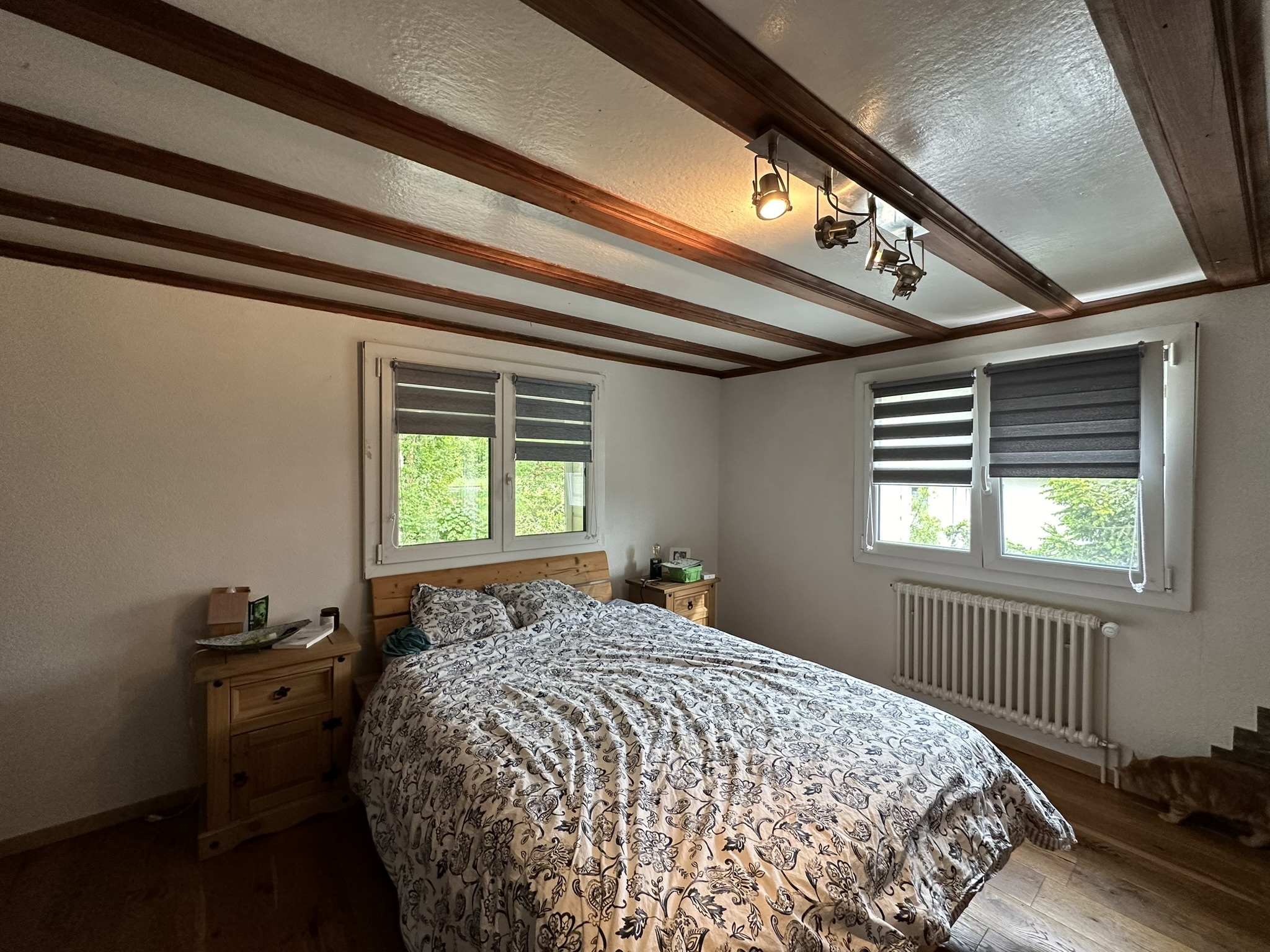 une chambre avec un grand lit et un plafond incliné