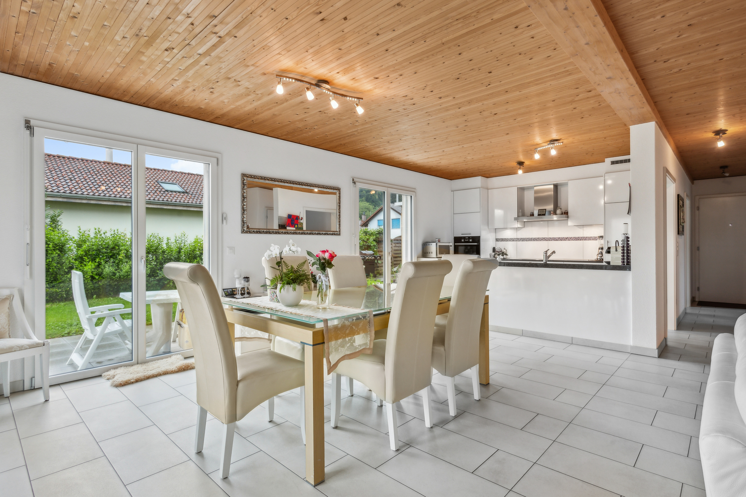 Zum Essbereich hin offene Küche Zum Essbereich hin offene Küche