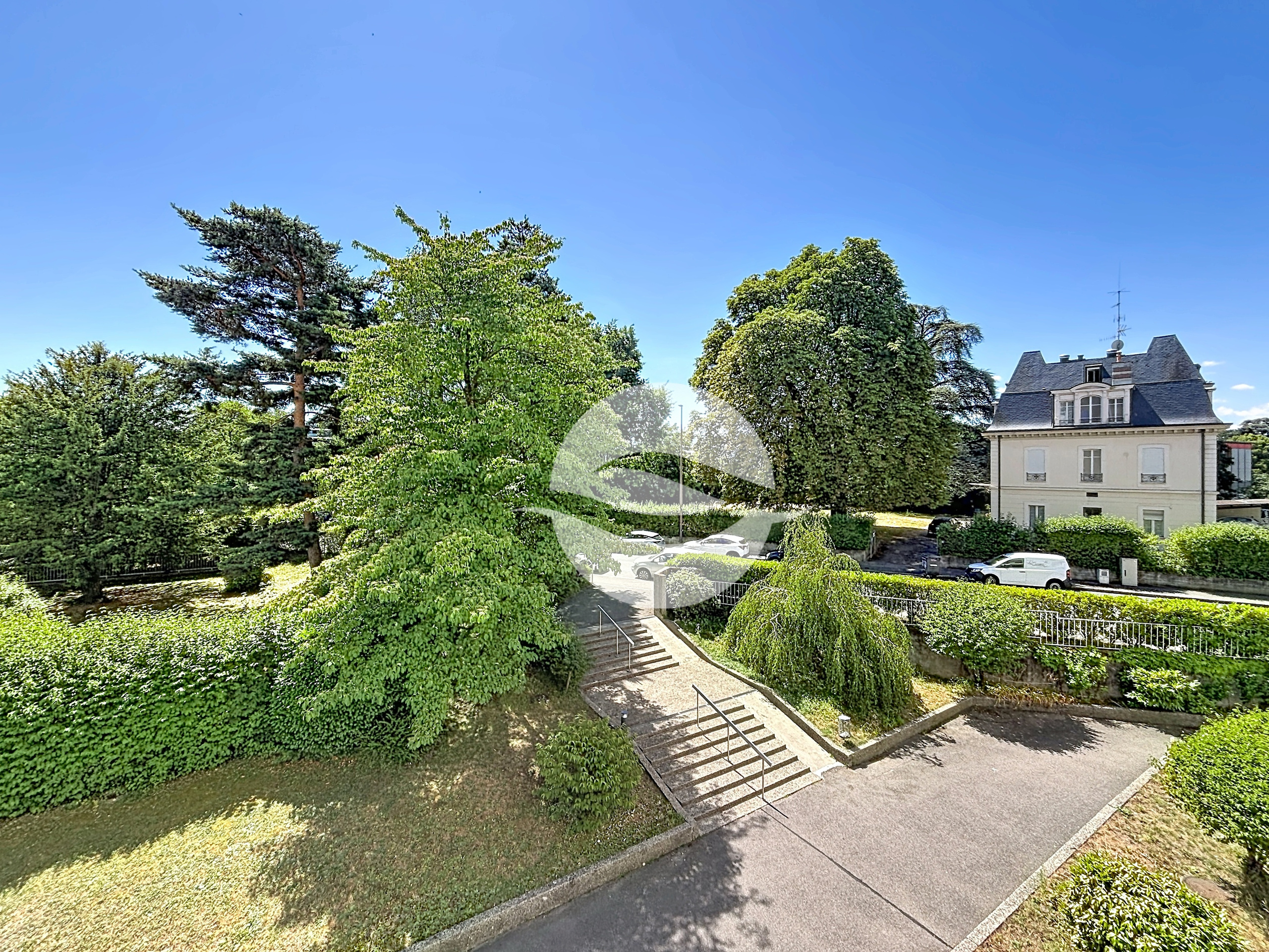 Vue dàgagée depuis la terrasse Vue dàgagée depuis la terrasse