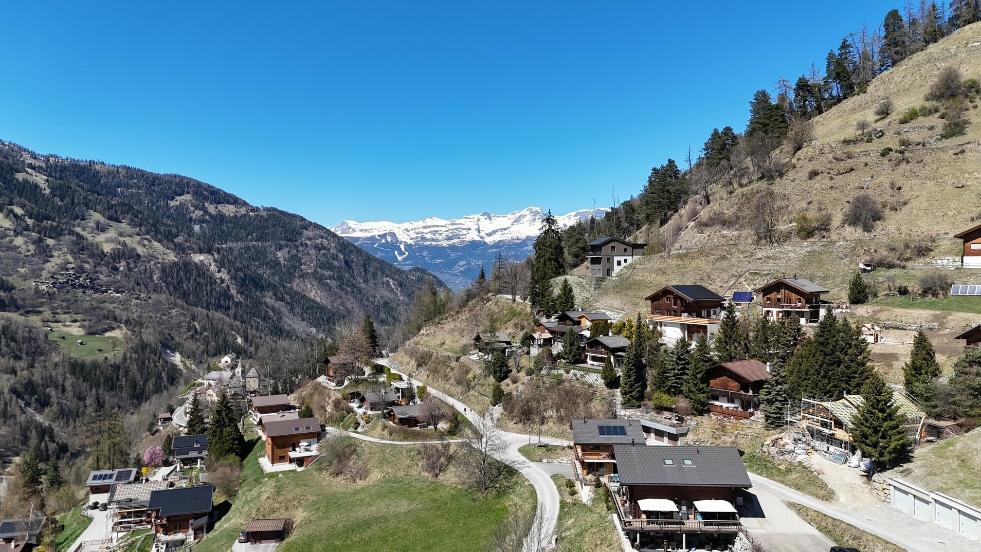 Vue exceptionnelle sur les montagnes et le fond de vallée Vue exceptionnelle sur les montagnes et le fond de vallée