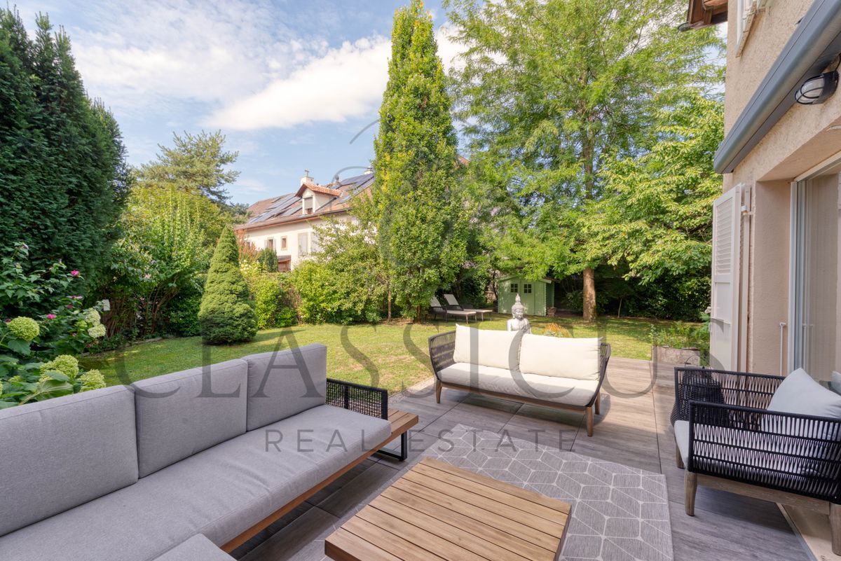 Espace extérieur avec terrasse et mobilier de détente. Espace extérieur avec terrasse et mobilier de détente.