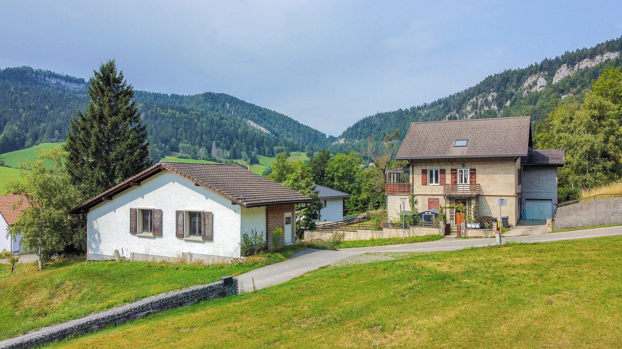 Vue aérienne sur l'immeuble et le bâtiment annexe