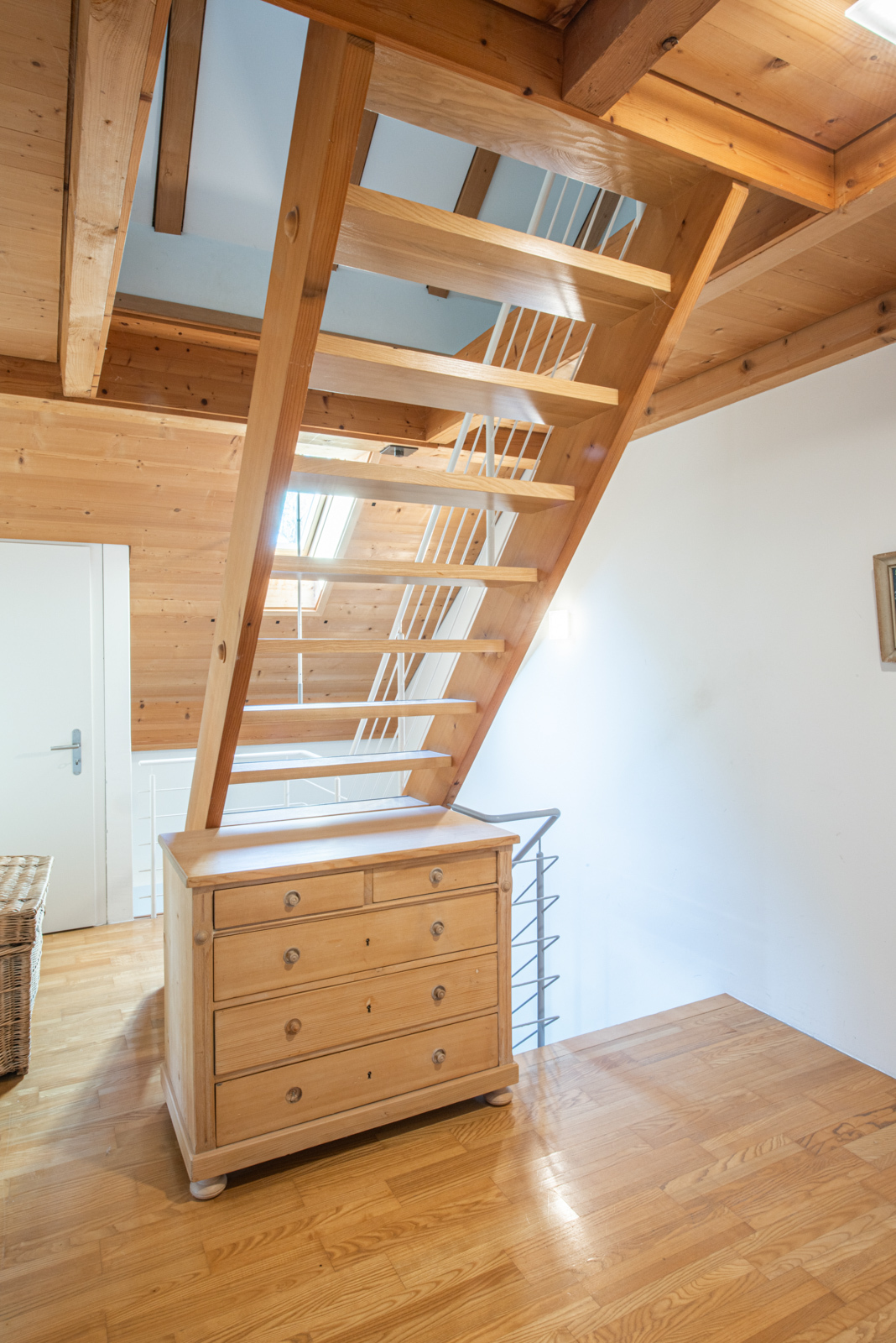 Vorplatz Dachgeschoss 10 m2: Die Türe zum Reduit. Vorplatz Dachgeschoss 10 m2: Die Türe zum Reduit.