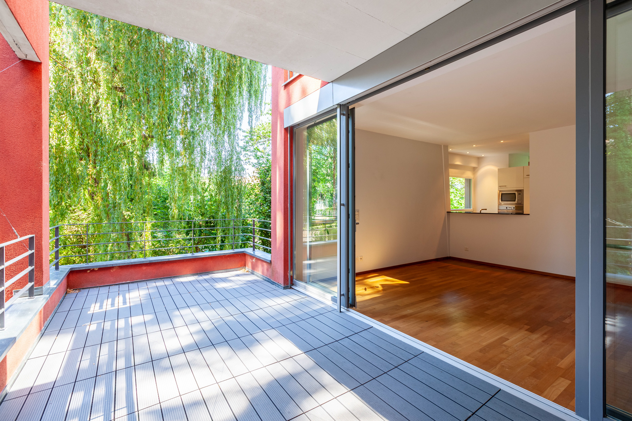 Sinnliches Highlight bildet die  wunderschöne, grosszügige und überdachte Terrasse.