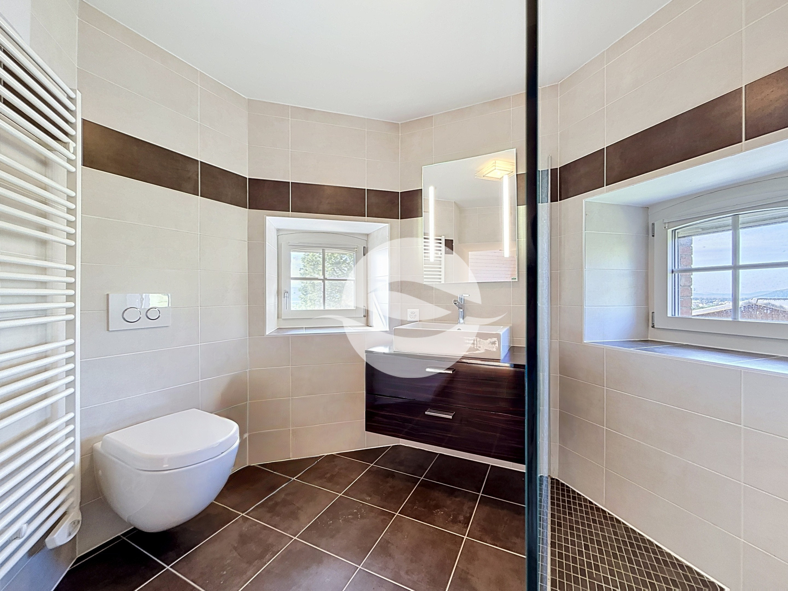 Combles : 3ème chambre avec armoires et salle de douche privée Combles : 3ème chambre avec armoires et salle de douche privée