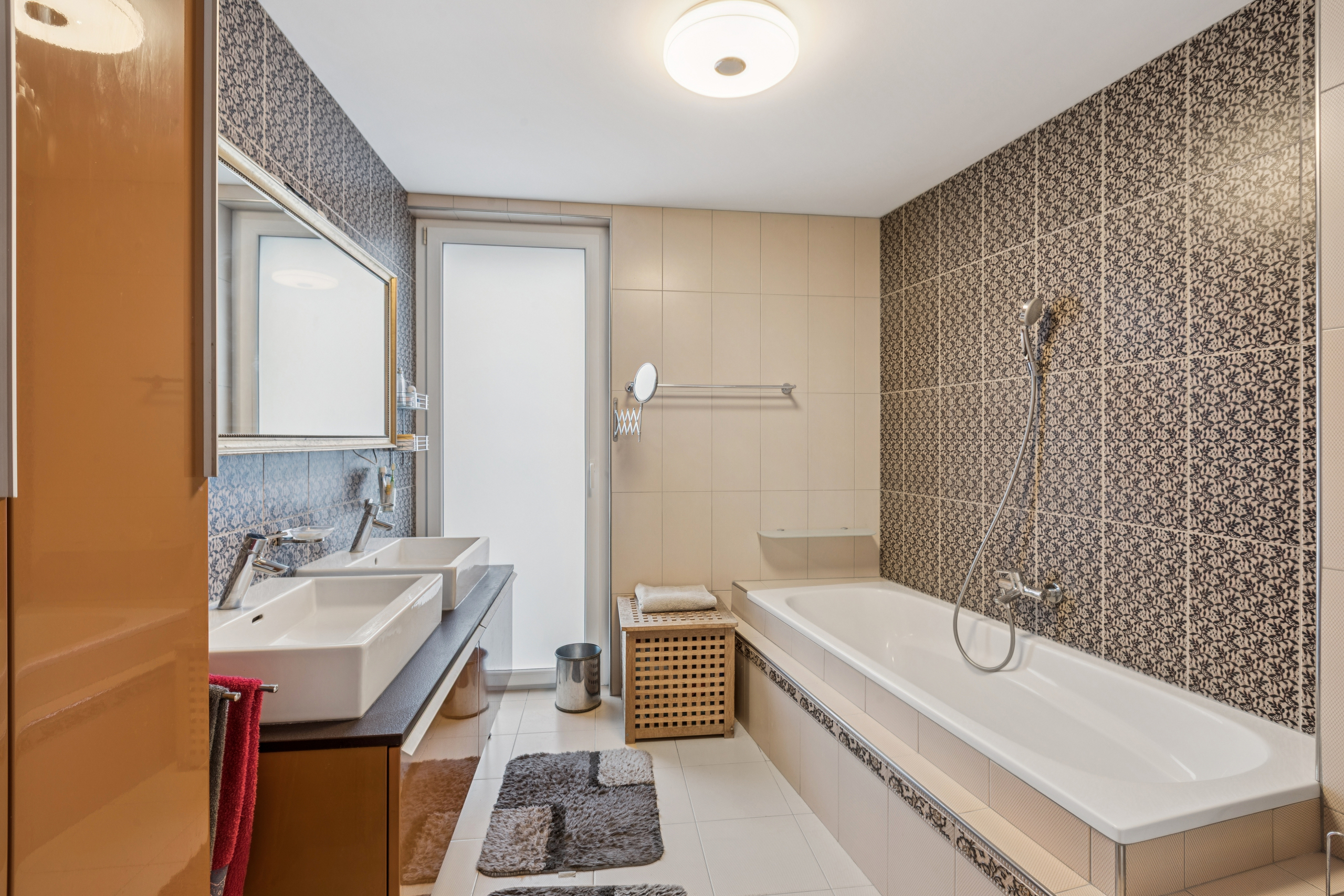 Modern bathroom with large bathtub and washbasin