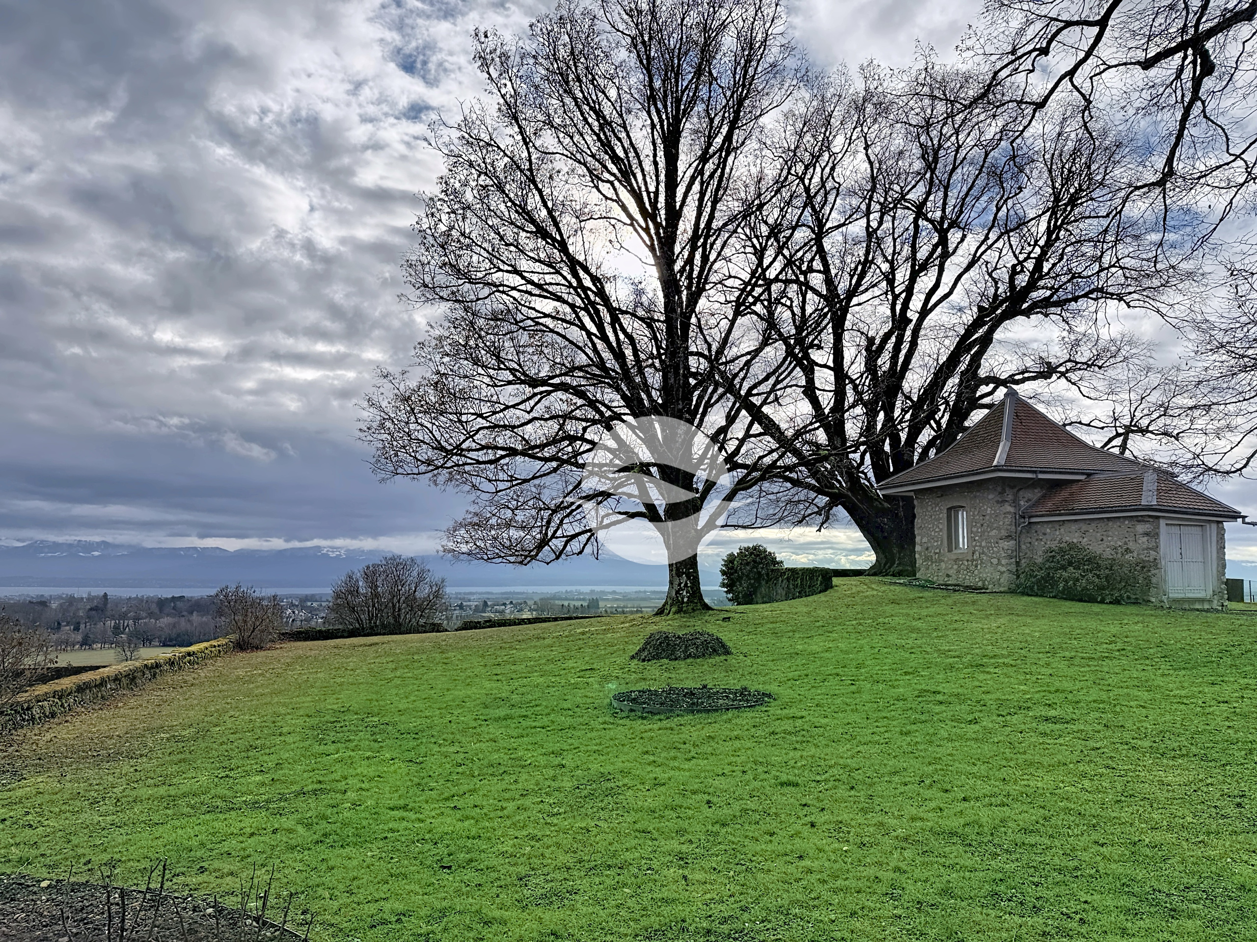 Vue sur le jardin, le lac et les Alpes