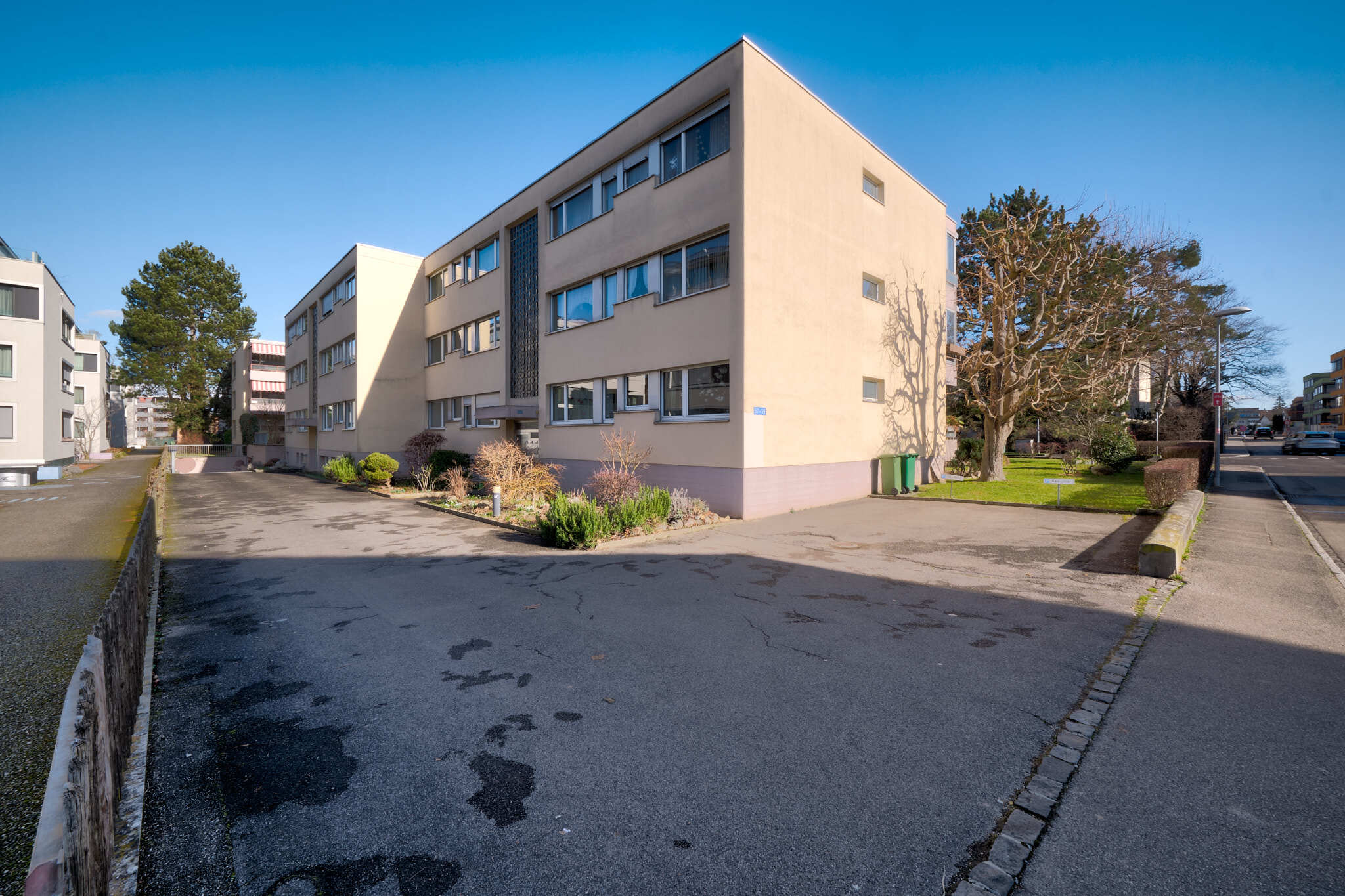 Hauszugang mit zwei Besucherparkplätzen