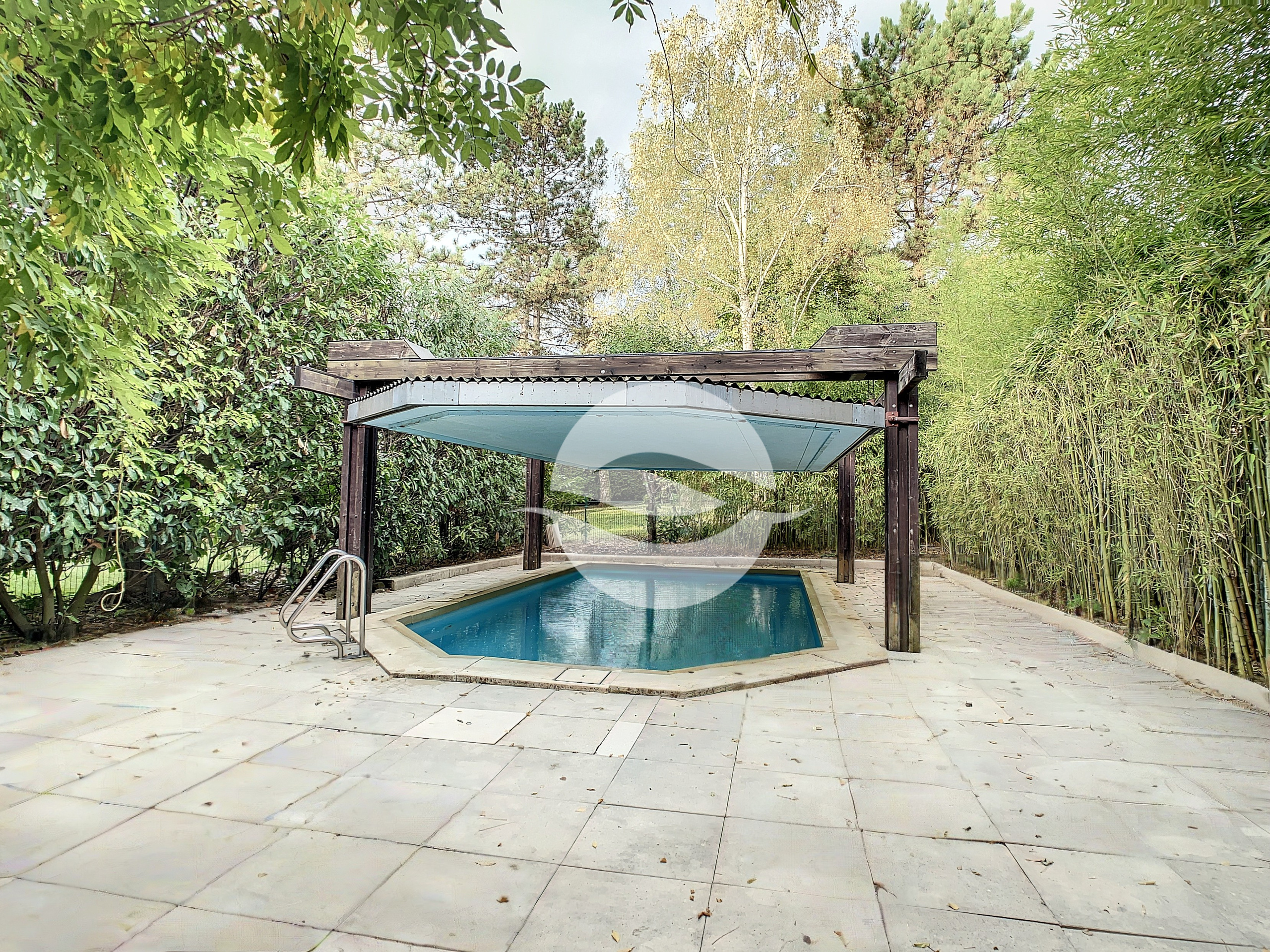 EXTÉRIEURE : Terrasse avec piscine