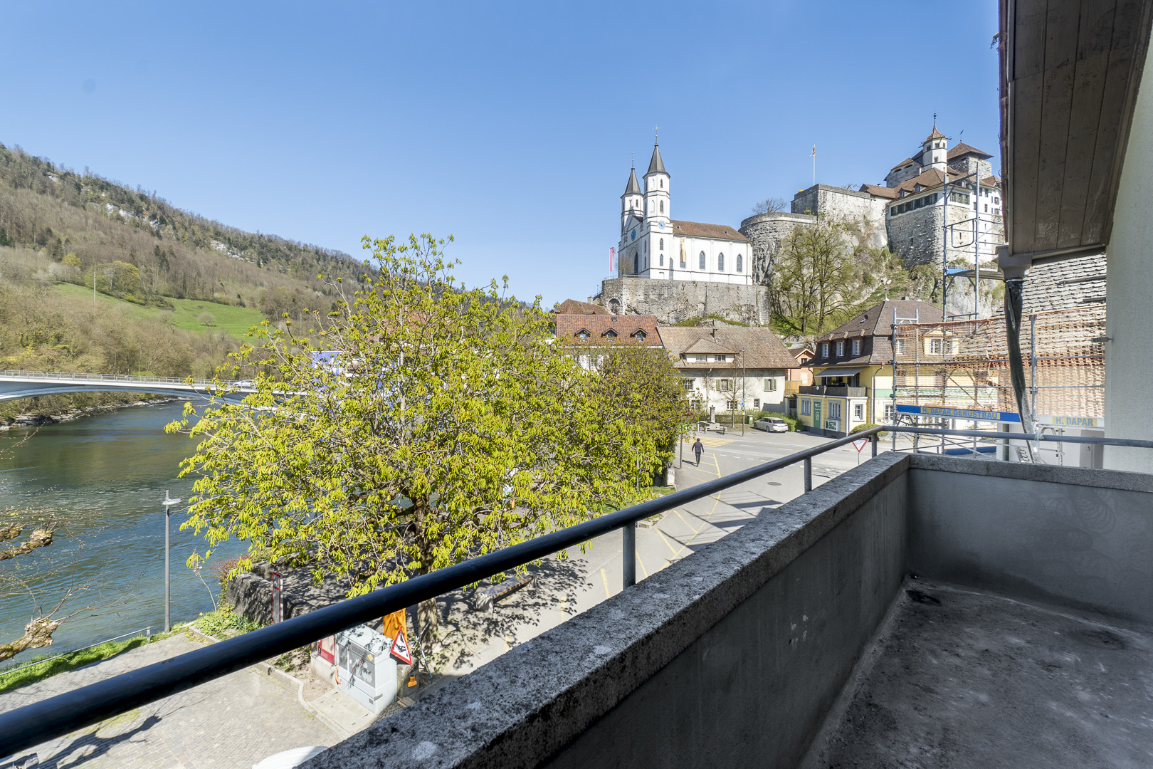 Blick vom Balkon auf das Schloss und die Aare