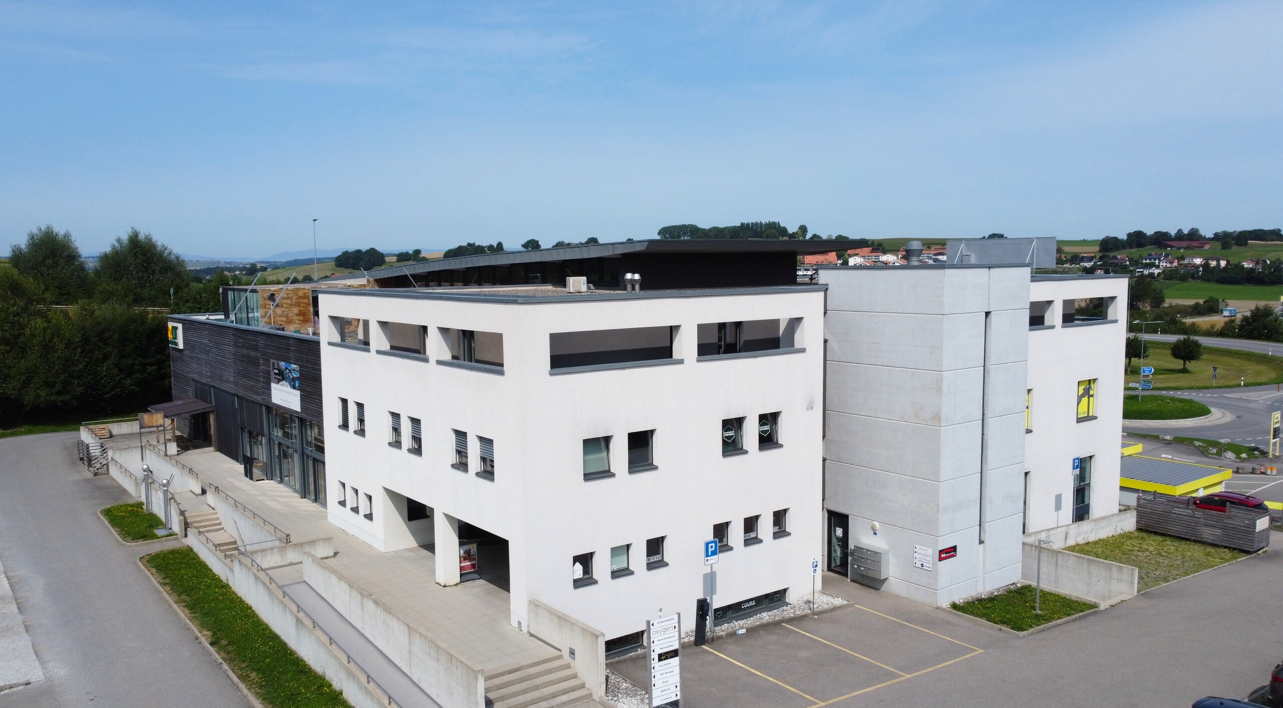 un immeuble avec un grand parking
