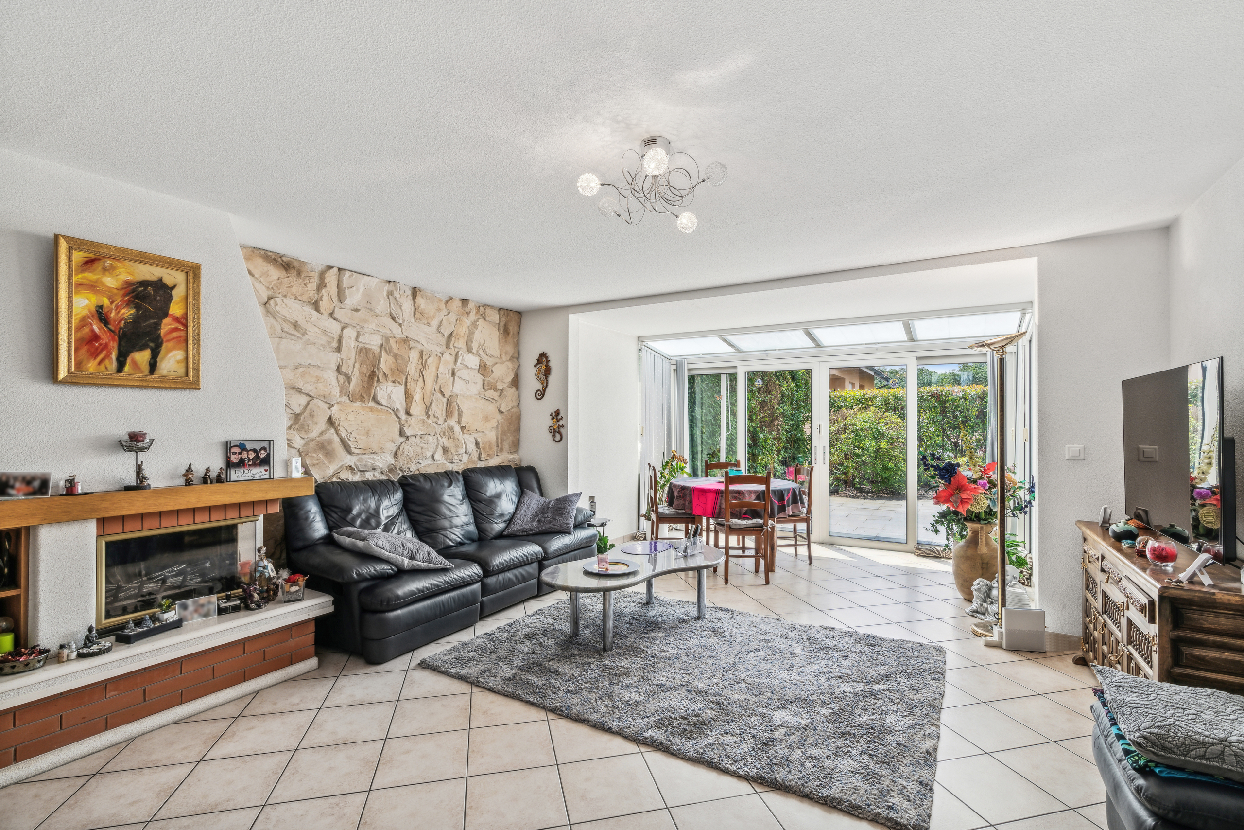 Wohnzimmer mit Kamin