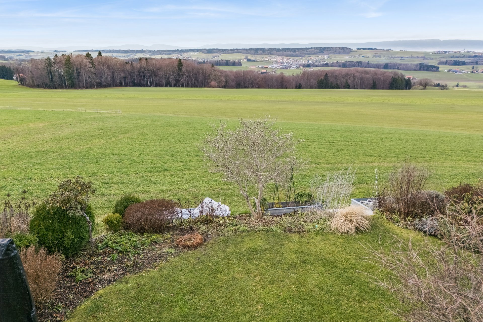 Vue totalement dégagée sur la zone agricole et le Jura