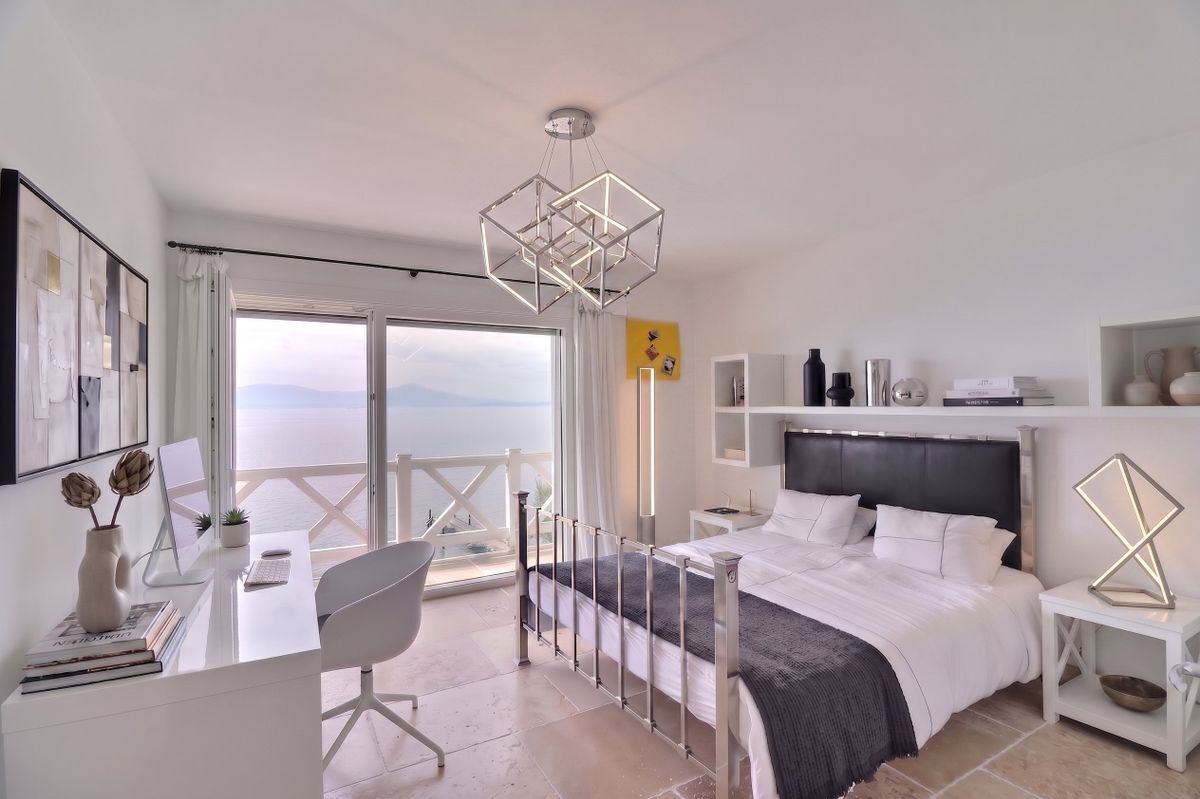 Chambre avec accès à un balcon offrant une vue imprenable sur le lac. Mobilier généré par intelligence artificielle. Chambre avec accès à un balcon offrant une vue imprenable sur le lac. Mobilier généré par intelligence artificielle.