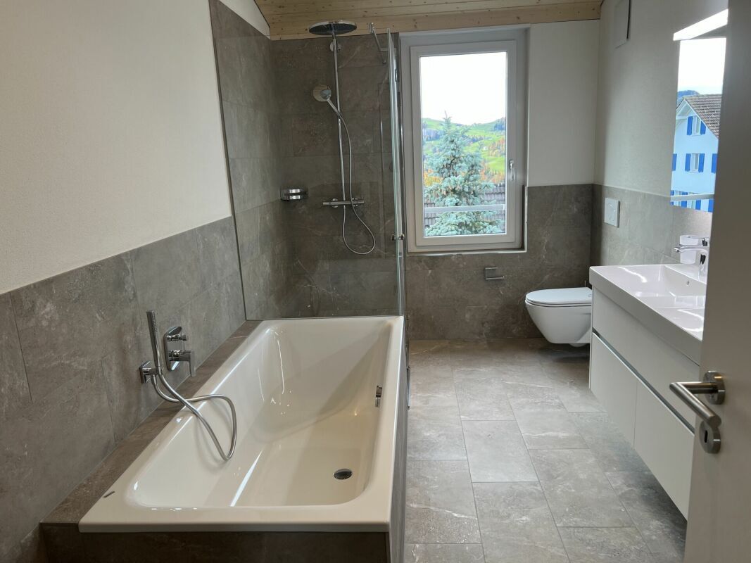 Badezimmer mit Dusche und Badewanne