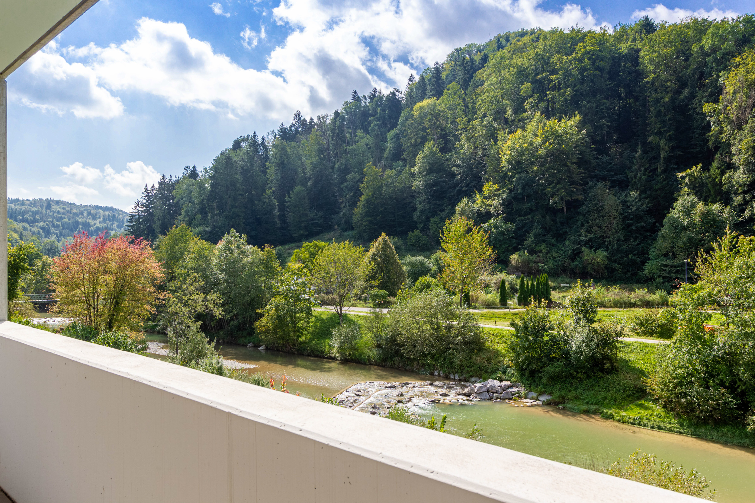 Loggia/ Balkon mit Ausblick ins Grüne und auf die Töss Loggia/ Balkon mit Ausblick ins Grüne und auf die Töss