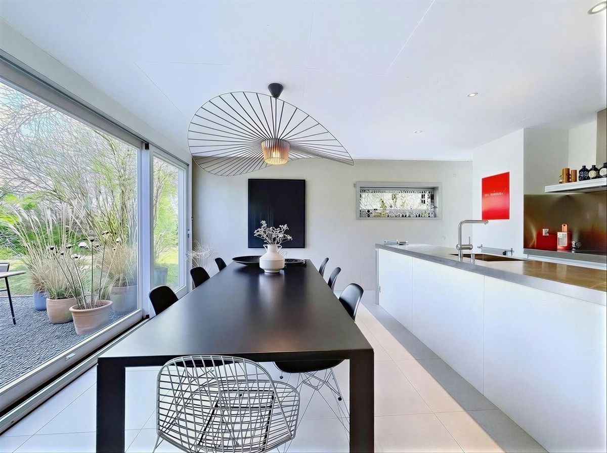 Espace moderne avec vue sur jardin paysager.