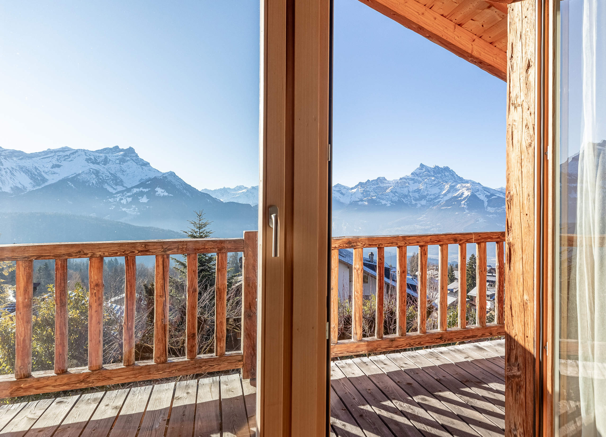 un grand balcon avec vue sur la chaîne de montagnes
