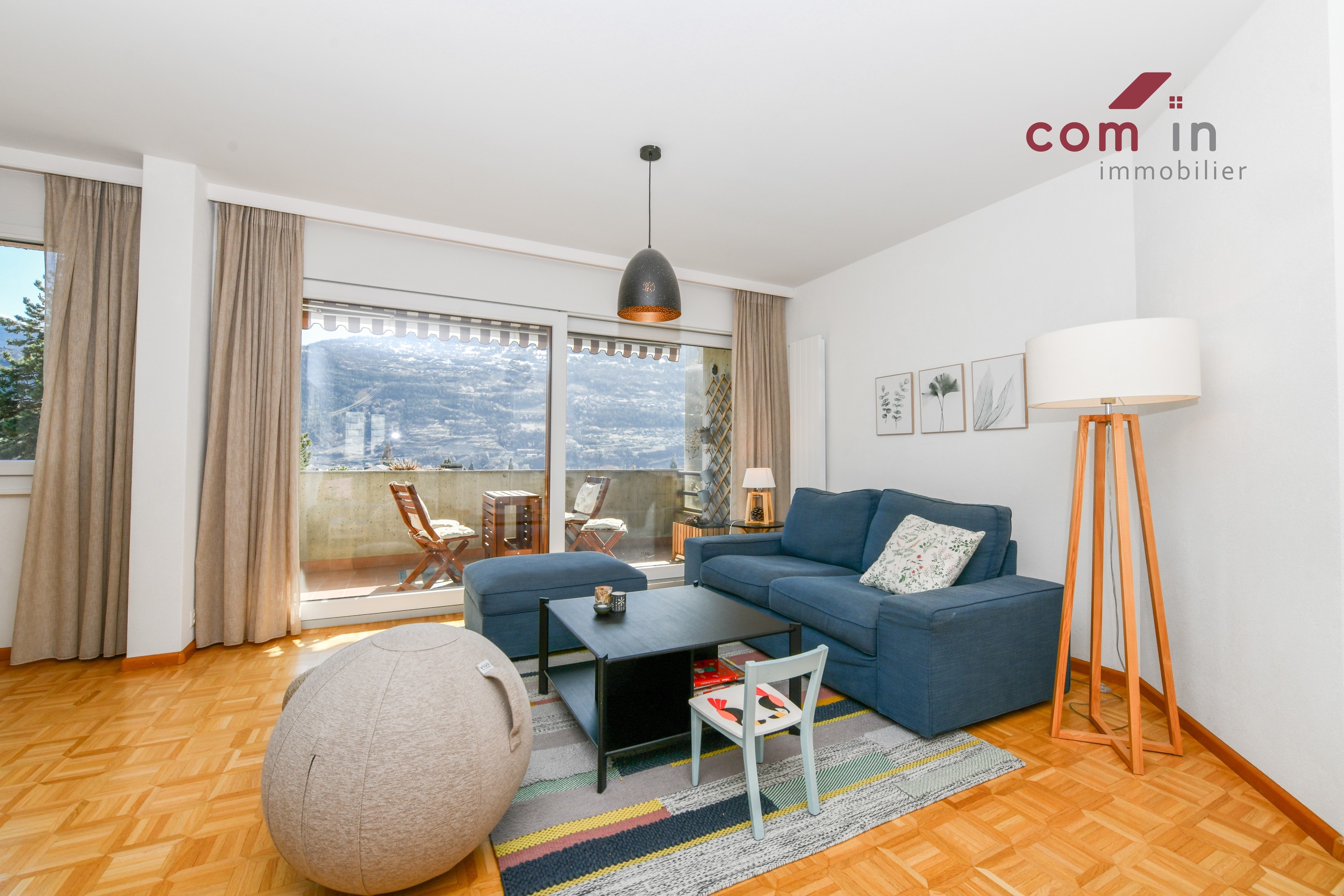 séjour aménagé, plein Sud, accès au balcon avec vue!