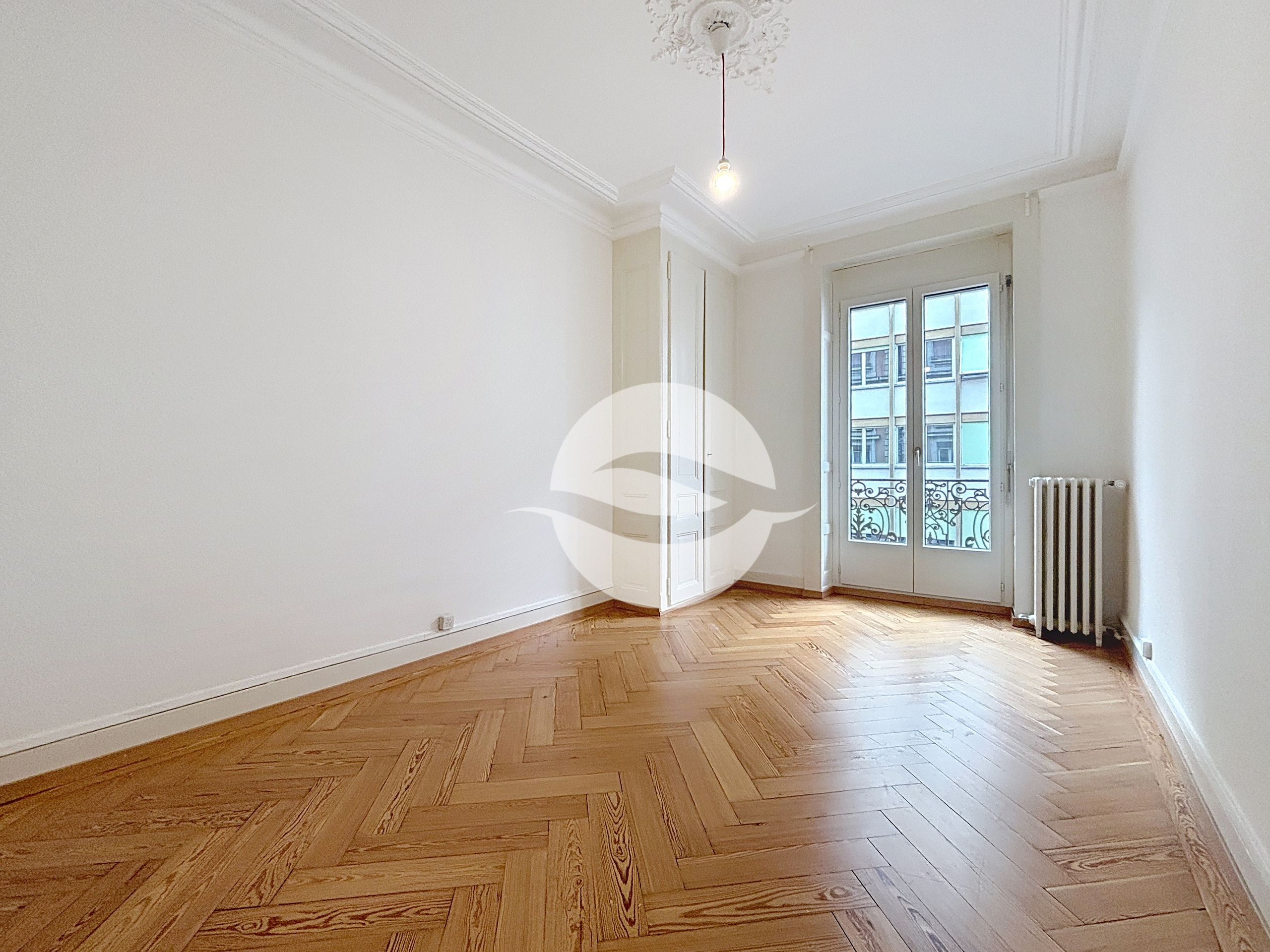 Chambre 1 avec armoire et balcon Chambre 1 avec armoire et balcon