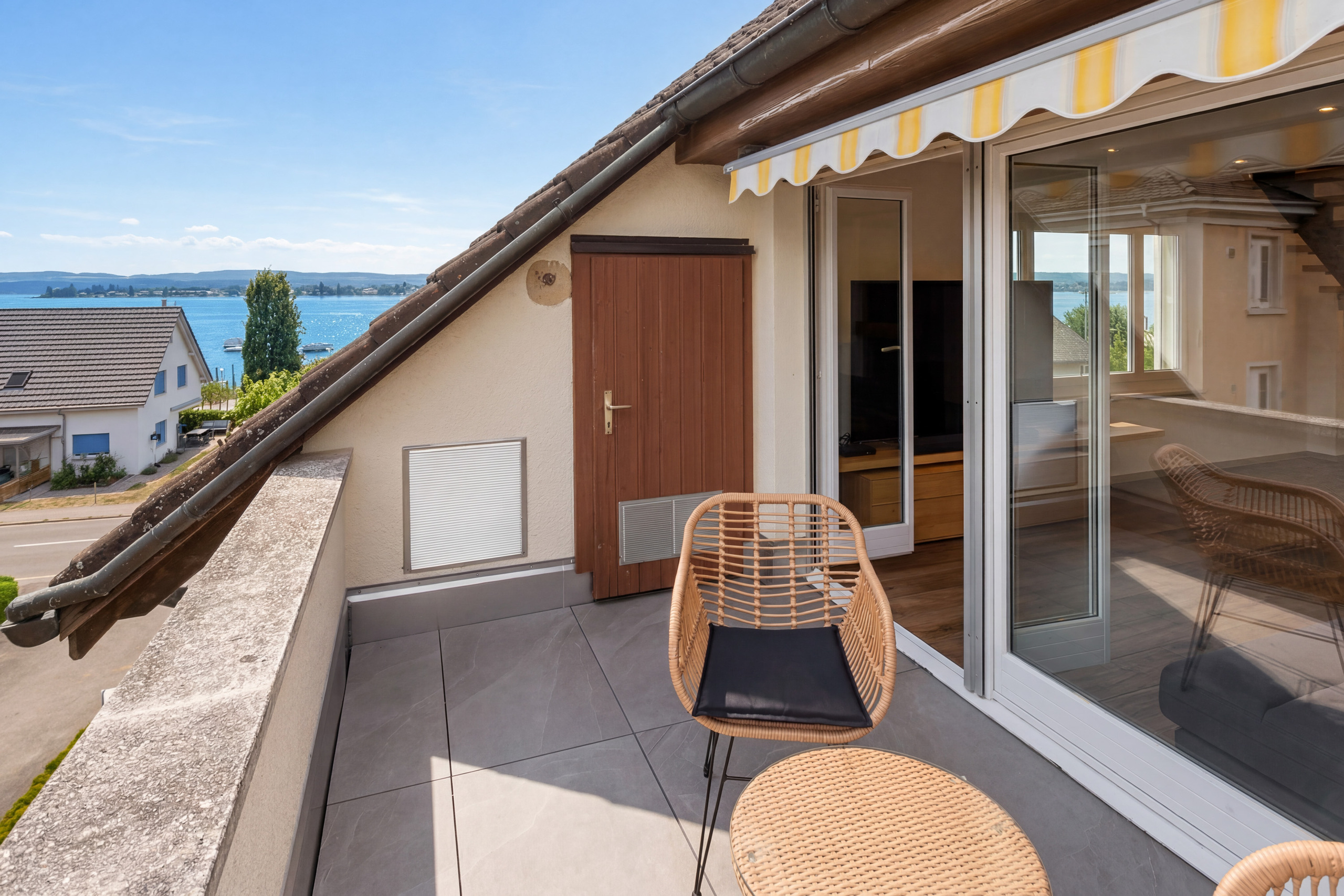 Die Terrasse mit separatem Reduit eröffnet einen herrlichen Blick auf den Untersee und den bewaldeten Seerücken.  Ideal zum Entspannen und Geniessen.