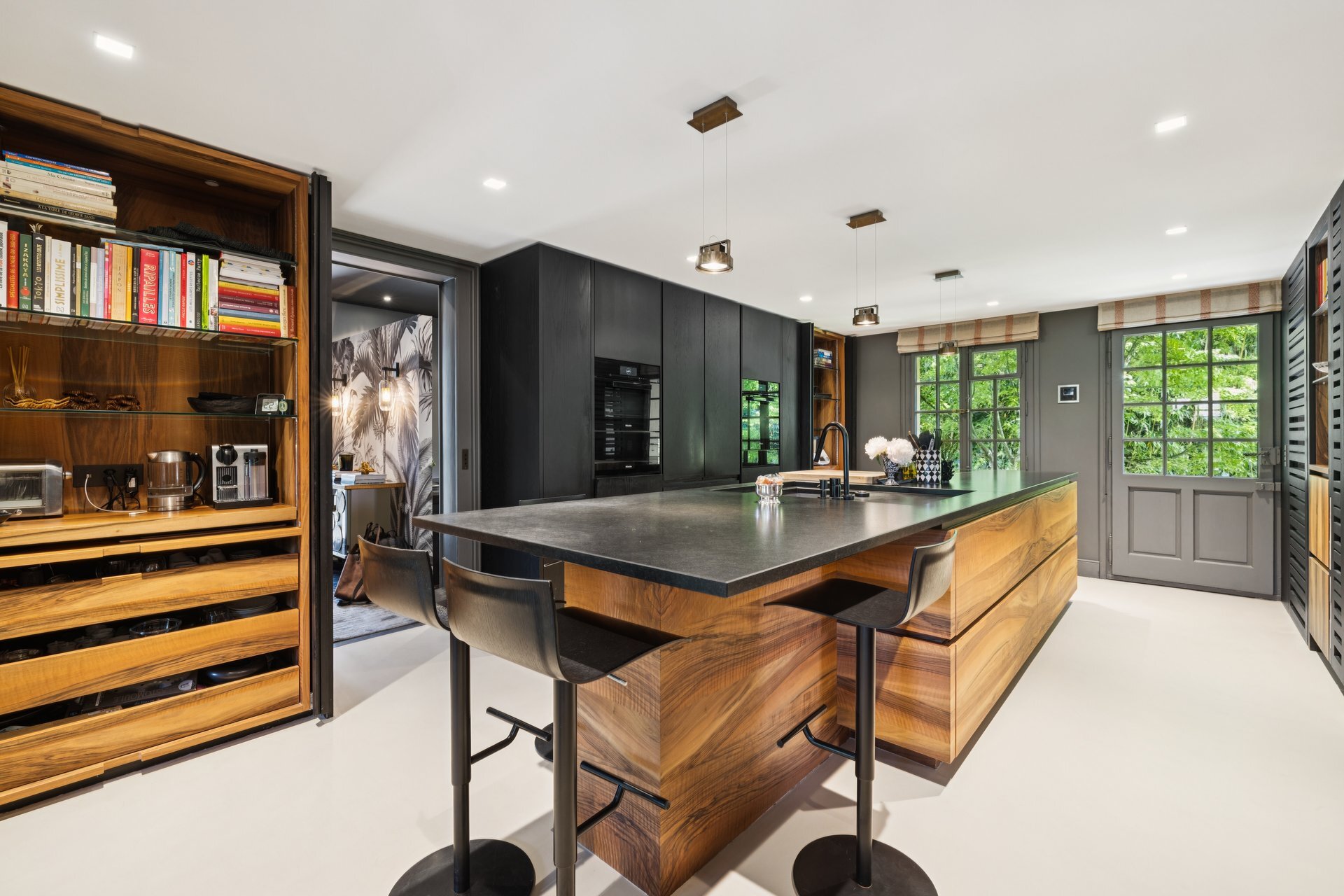 Wunderschöne Küche aus Walnussholz mit luxuriöser Ausstattung