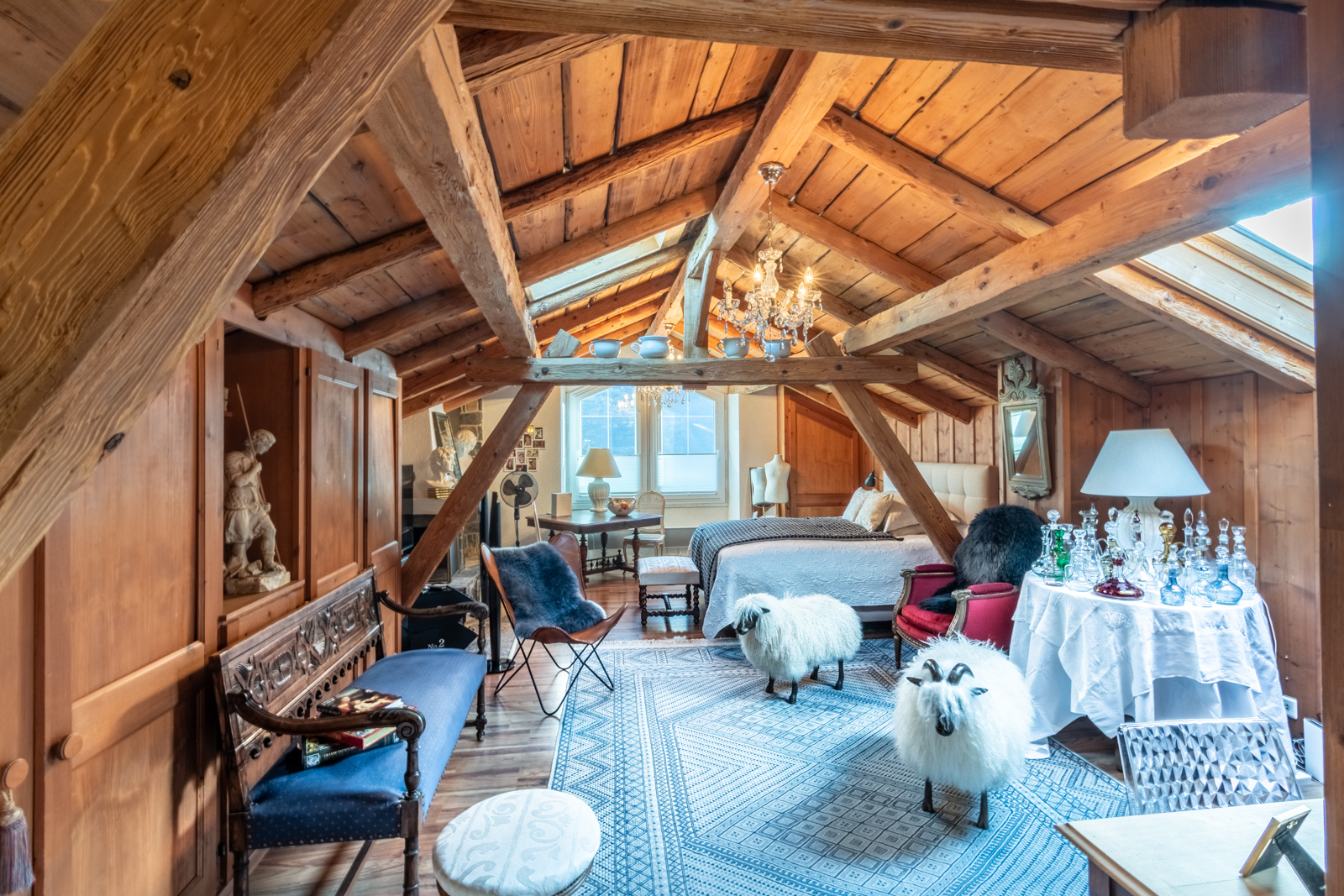 Séjour à l'étage aménagé en chambre