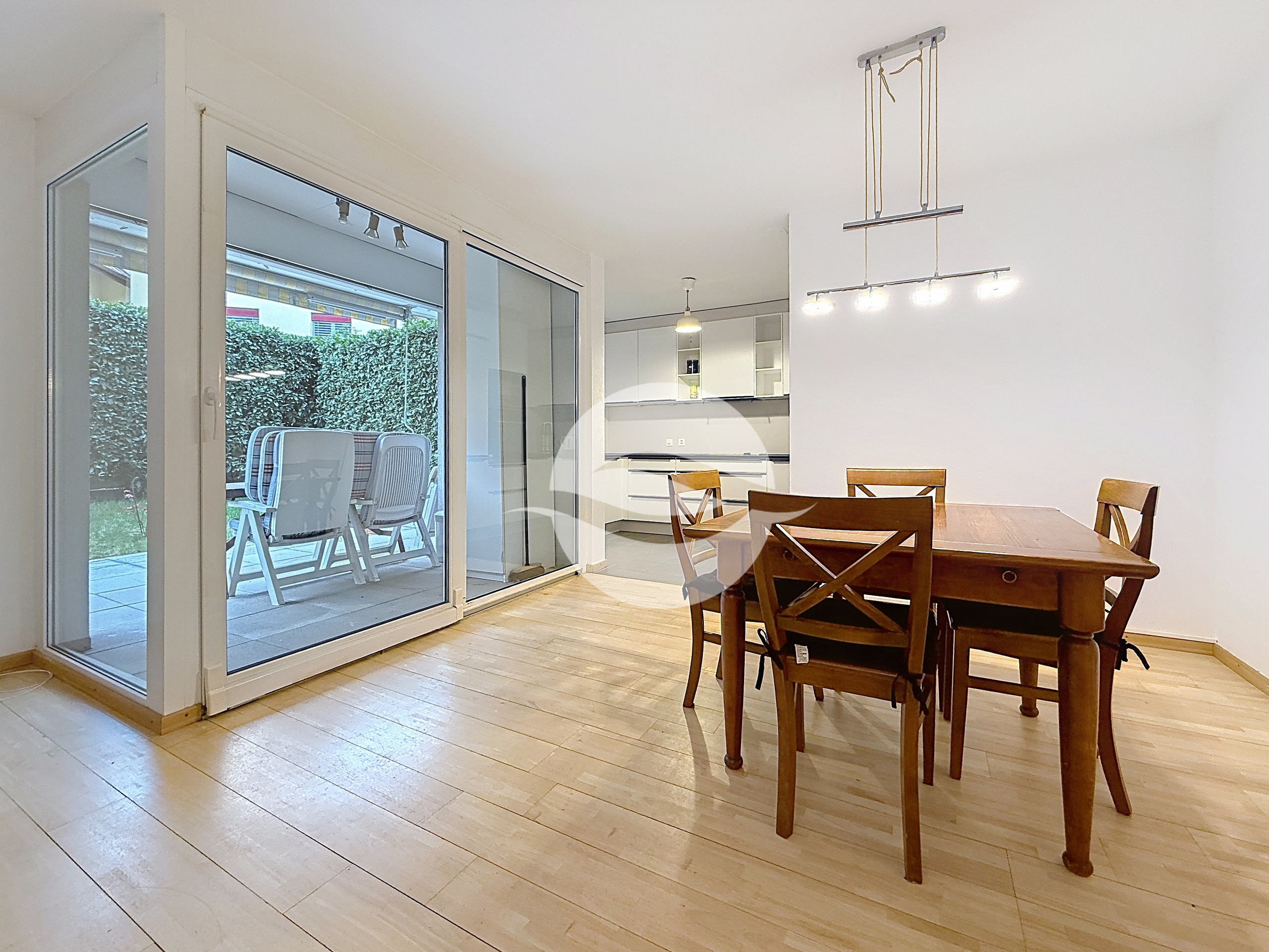 Pièce de vie avec accès à la terrasse et au jardin