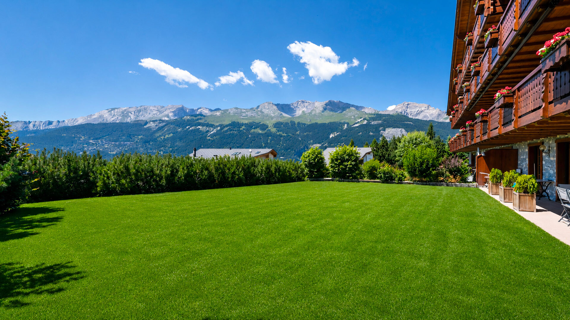 Ampia terrazza privata con prato