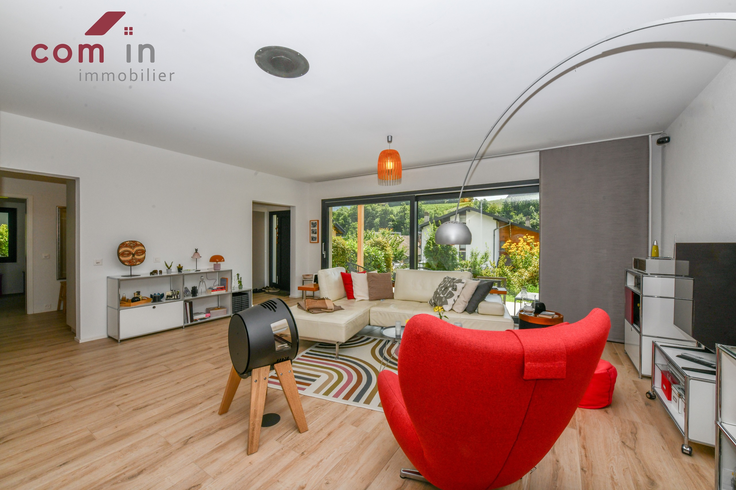 séjour avec sa grande baie coulissante sur la terrasse abritée 