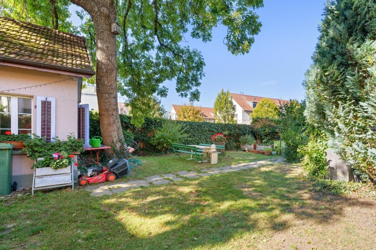 Der Garten hat 200 m2 und ist umzäunt. Man fühlt sich im eigenen kleinen Paradies.