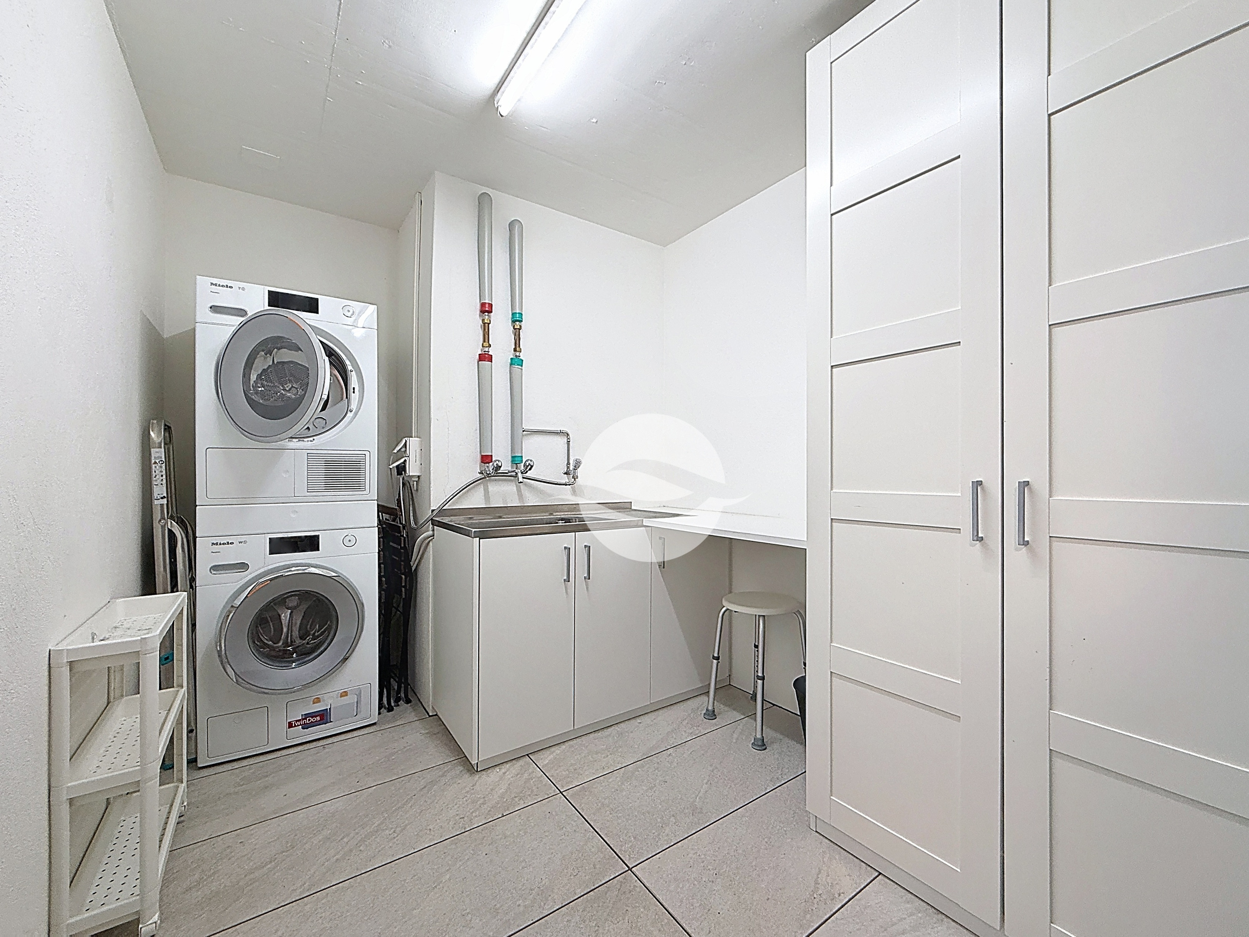 REZ : Buanderie privée et équipée