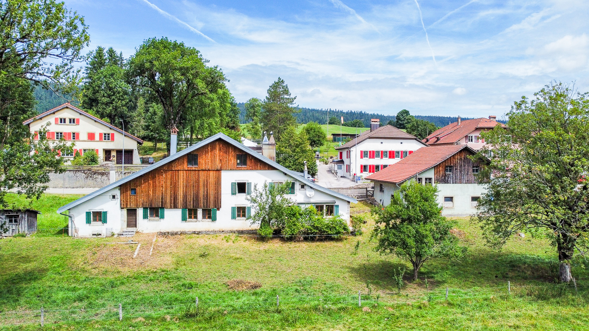 Vue aérienne sur la ferme et la maison attenante
