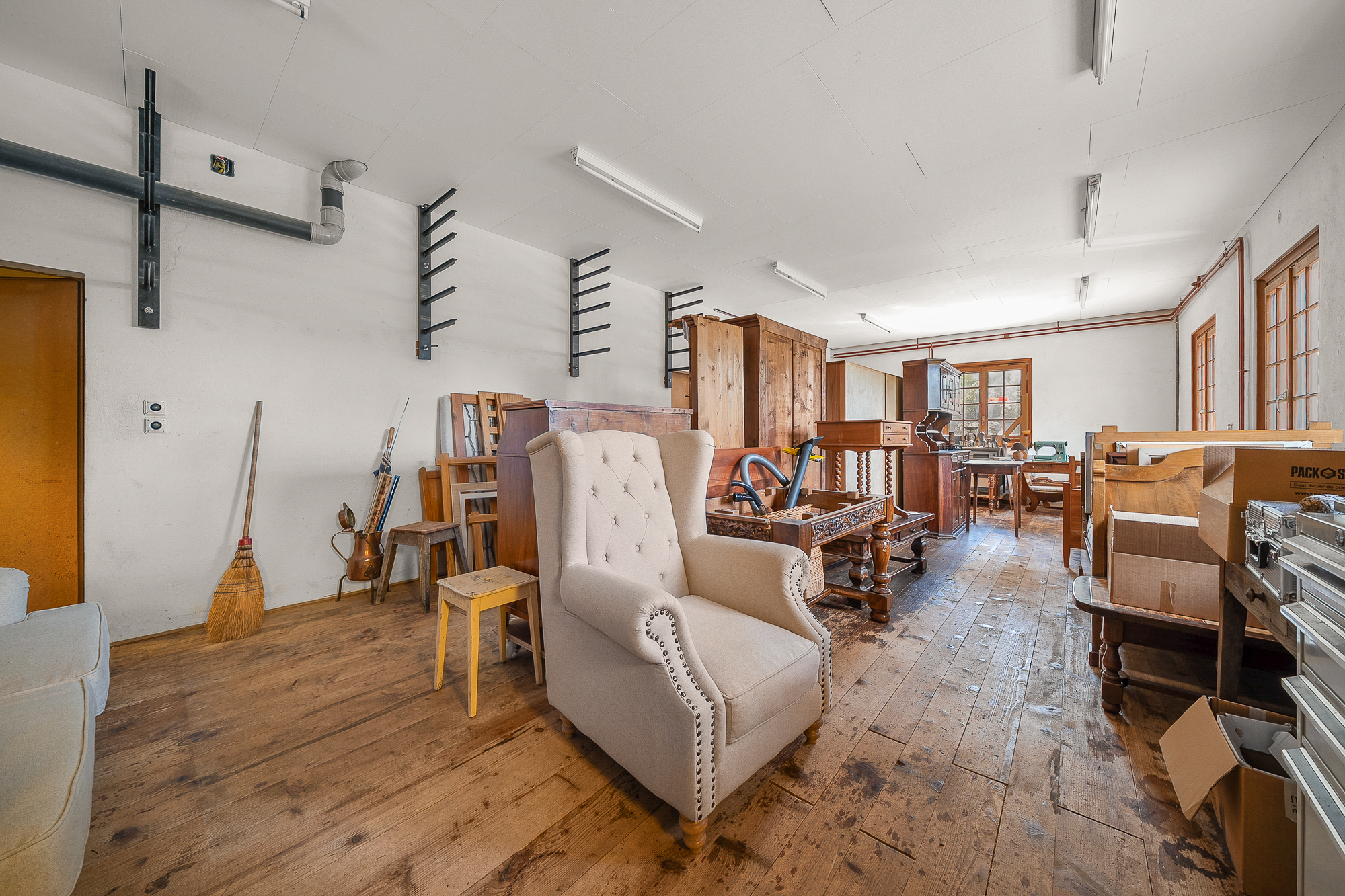 Atelier de 90m2 avec bureau et buanderie et wc Atelier de 90m2 avec bureau et buanderie et wc