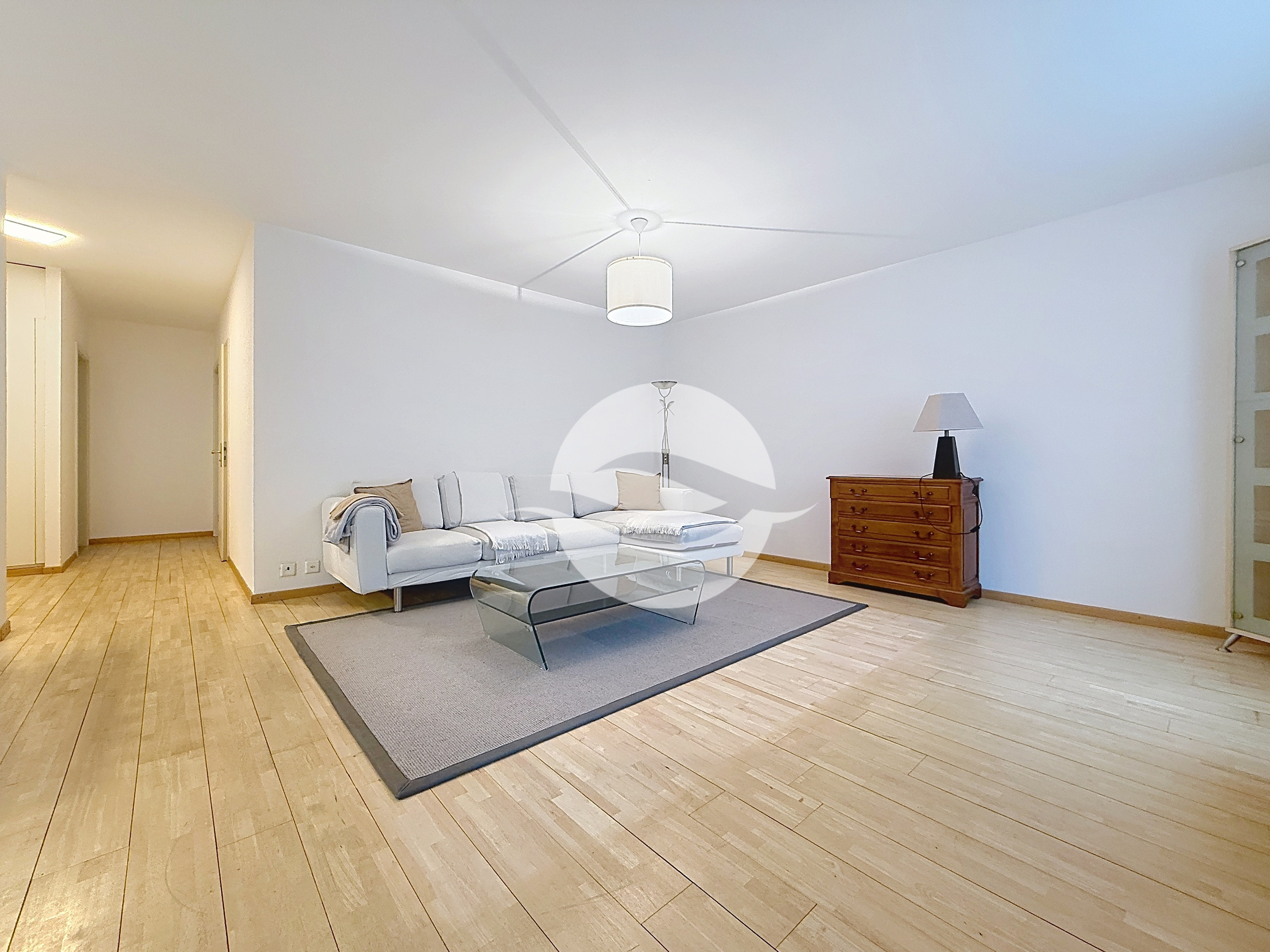 Pièce de vie avec accès à la terrasse et au jardin