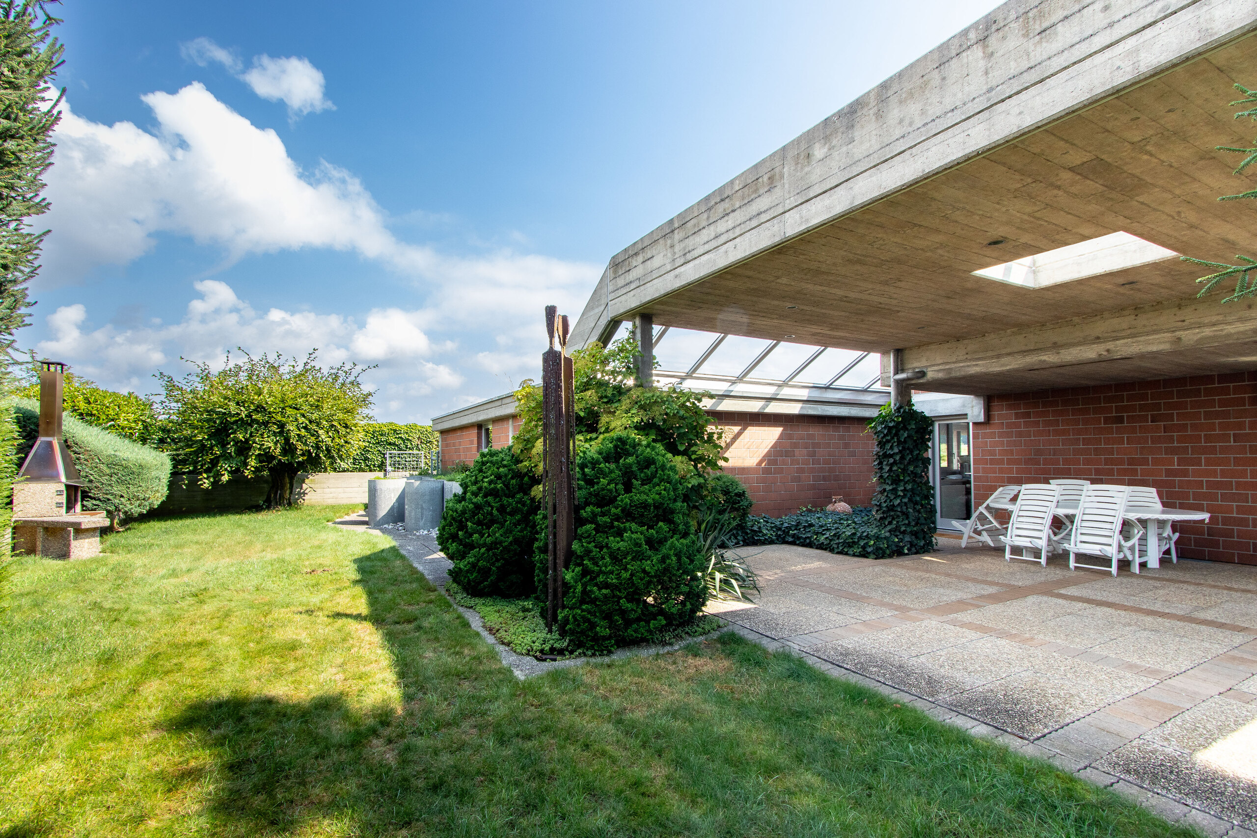 Jardin avec cheminée / terrasse couverte ouest Jardin avec cheminée / terrasse couverte ouest